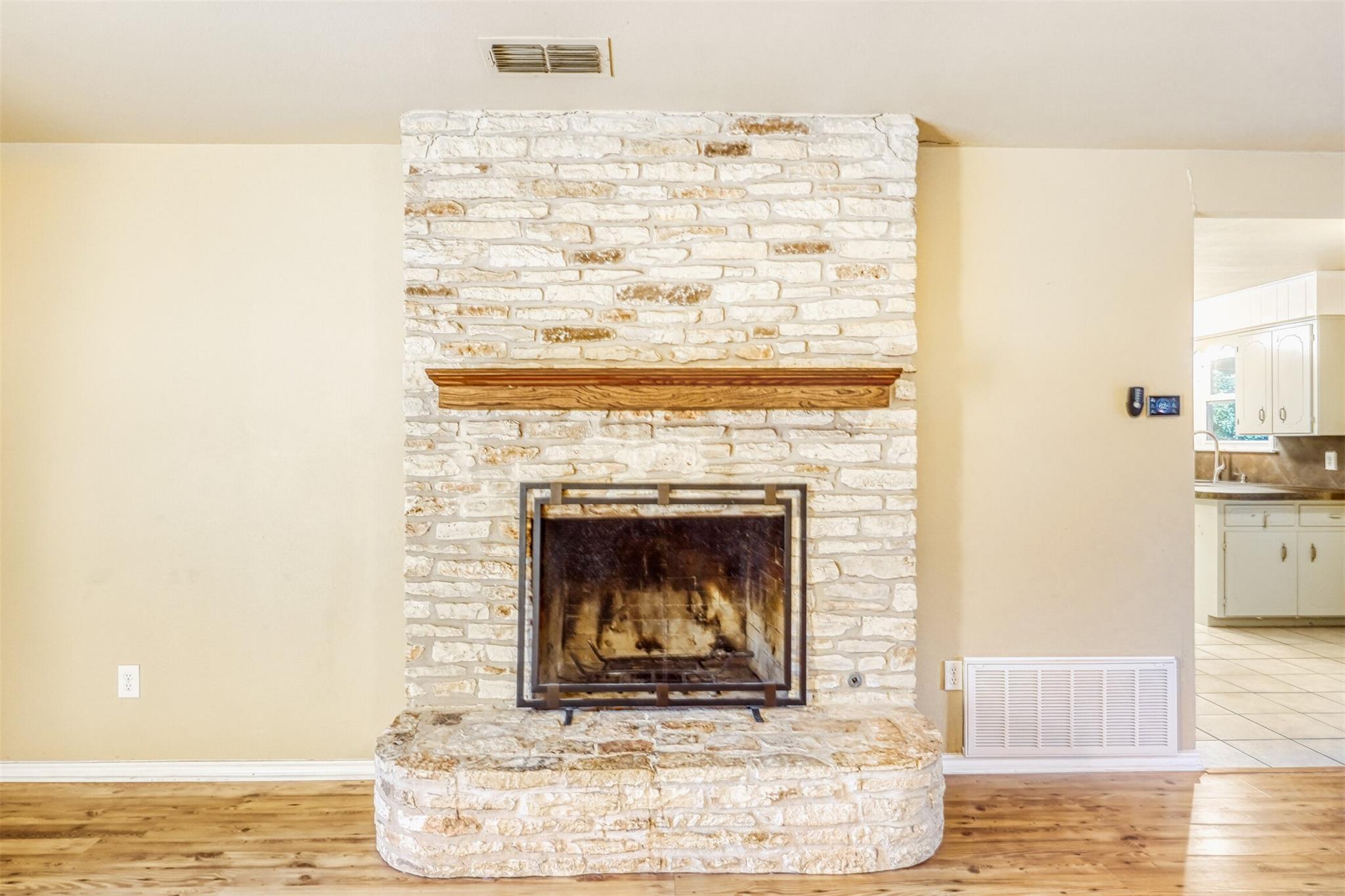 2114 Bel Air Dr, Taylor, TX 76574