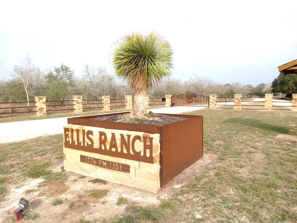 251 Lefty Lane Ln, Goliad, TX 77963