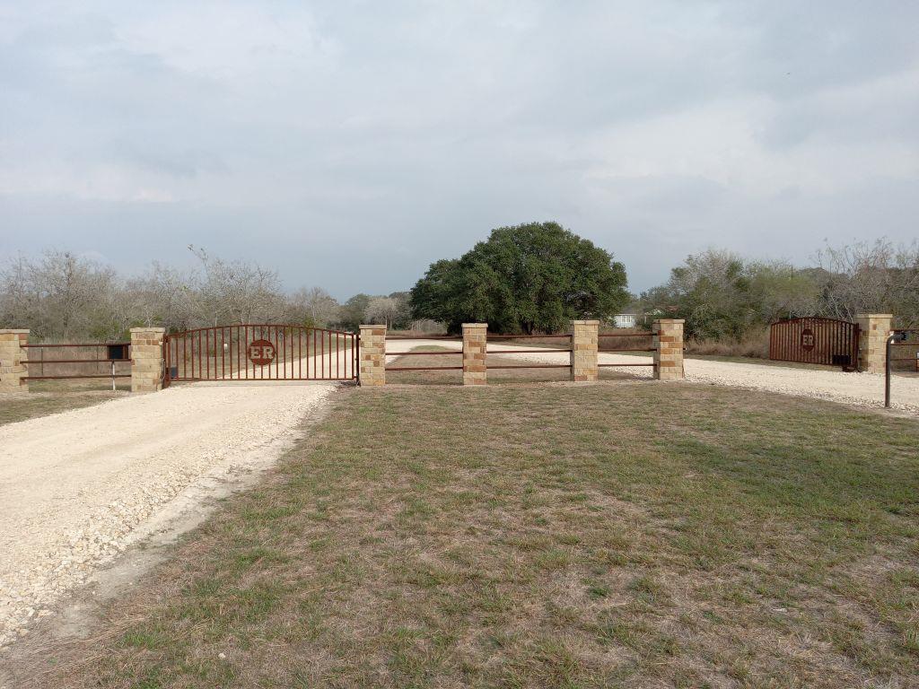 251 Lefty Lane Ln, Goliad, TX 77963