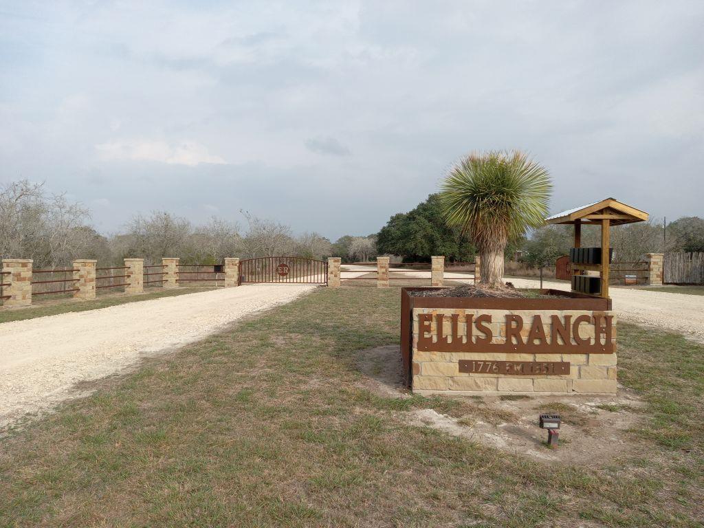 251 Lefty Lane Ln, Goliad, TX 77963