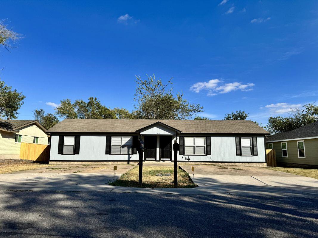 306 Edmond St # A & B, Taylor, TX 76574