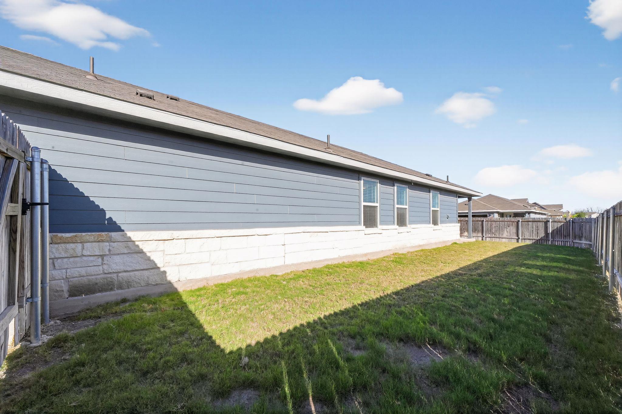 900 Main St, Hutto, TX 78634