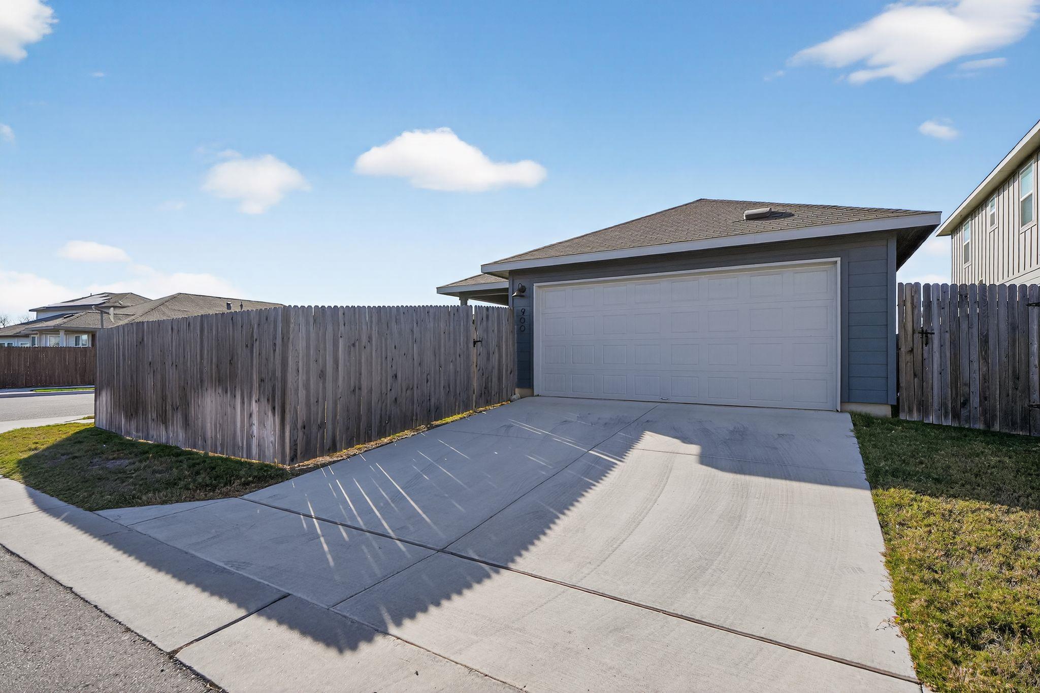 900 Main St, Hutto, TX 78634