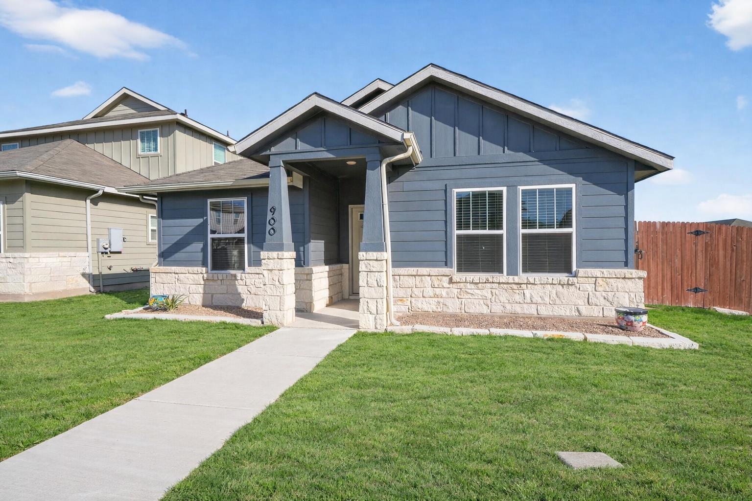 900 Main St, Hutto, TX 78634