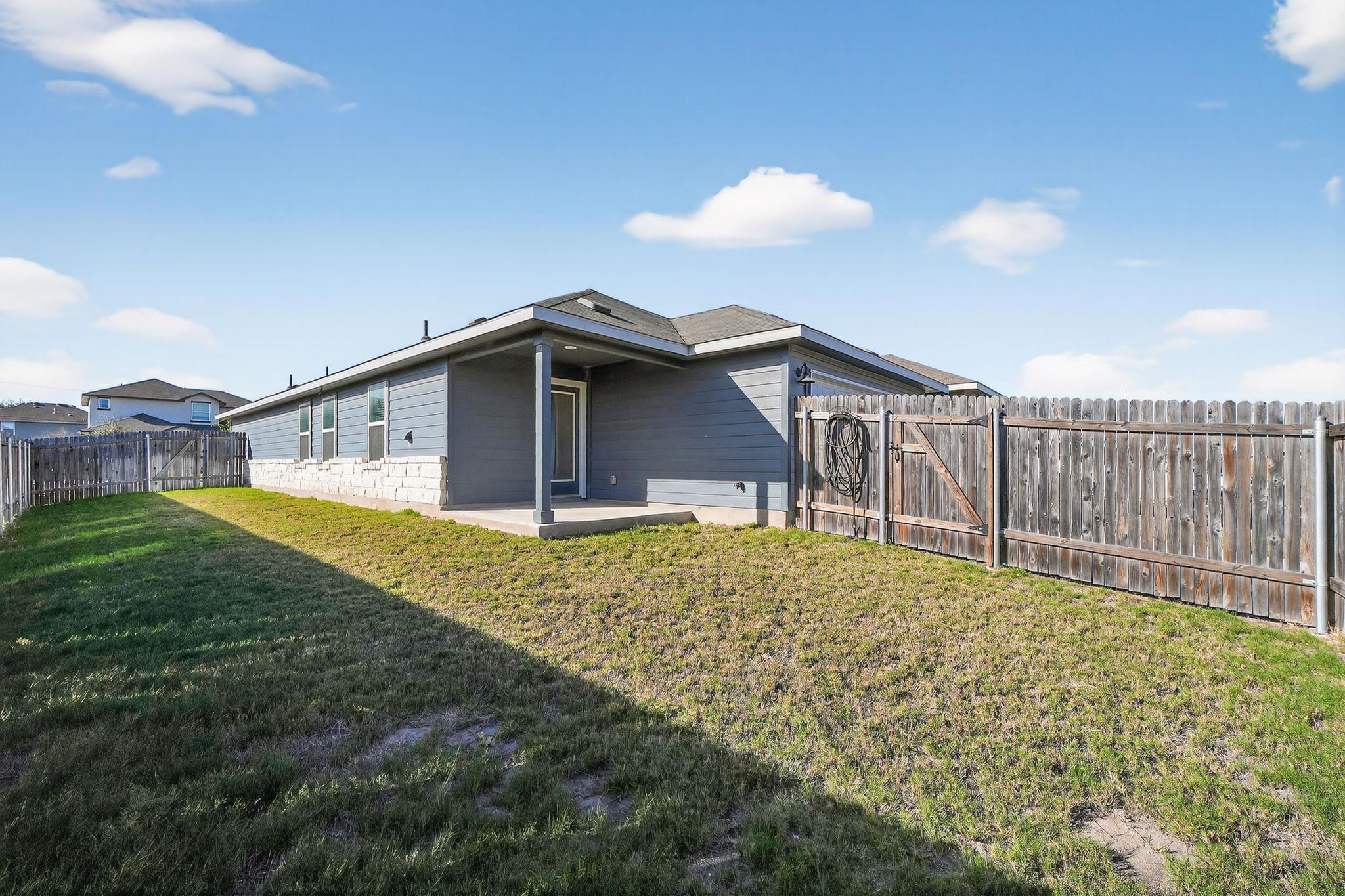 900 Main St, Hutto, TX 78634