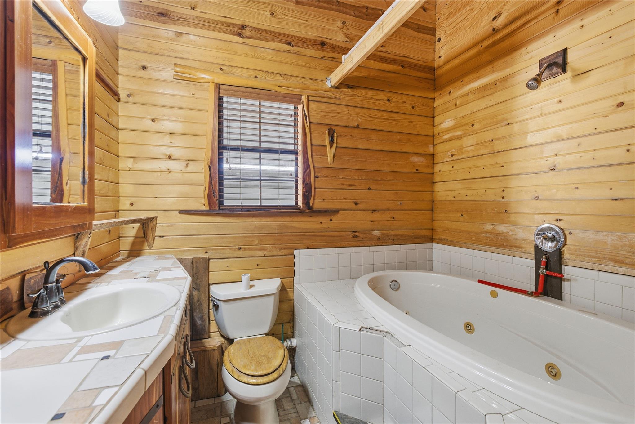 196 Southern Dr, Johnson City, TX 78636