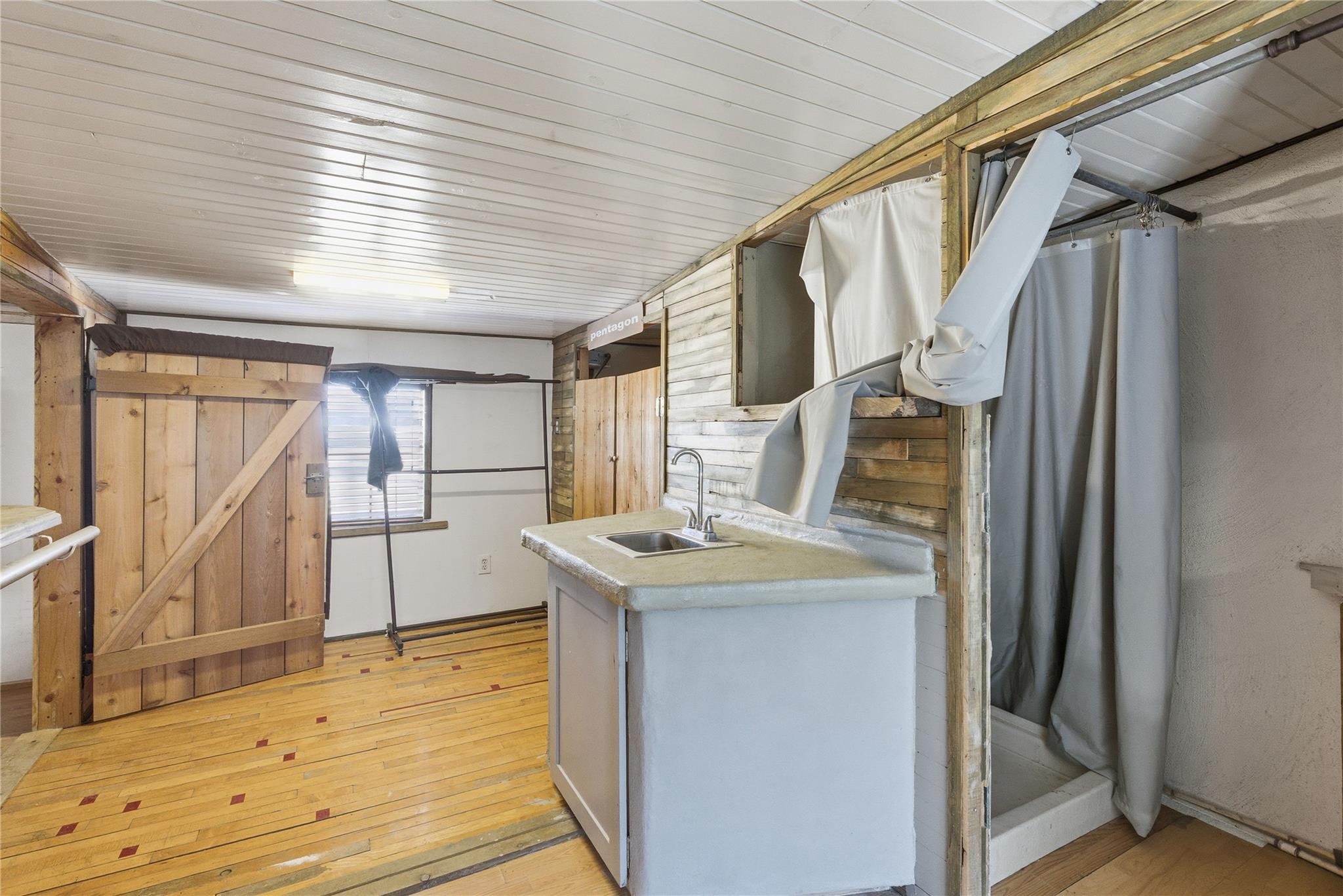 196 Southern Dr, Johnson City, TX 78636