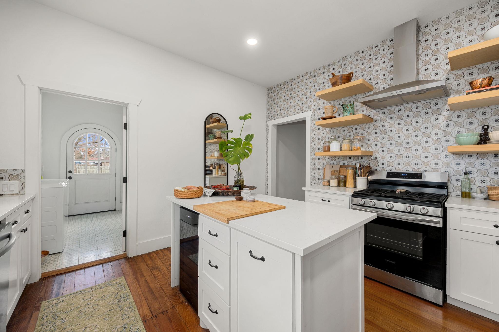 218 S Rio Grande St, Lockhart, TX 78644