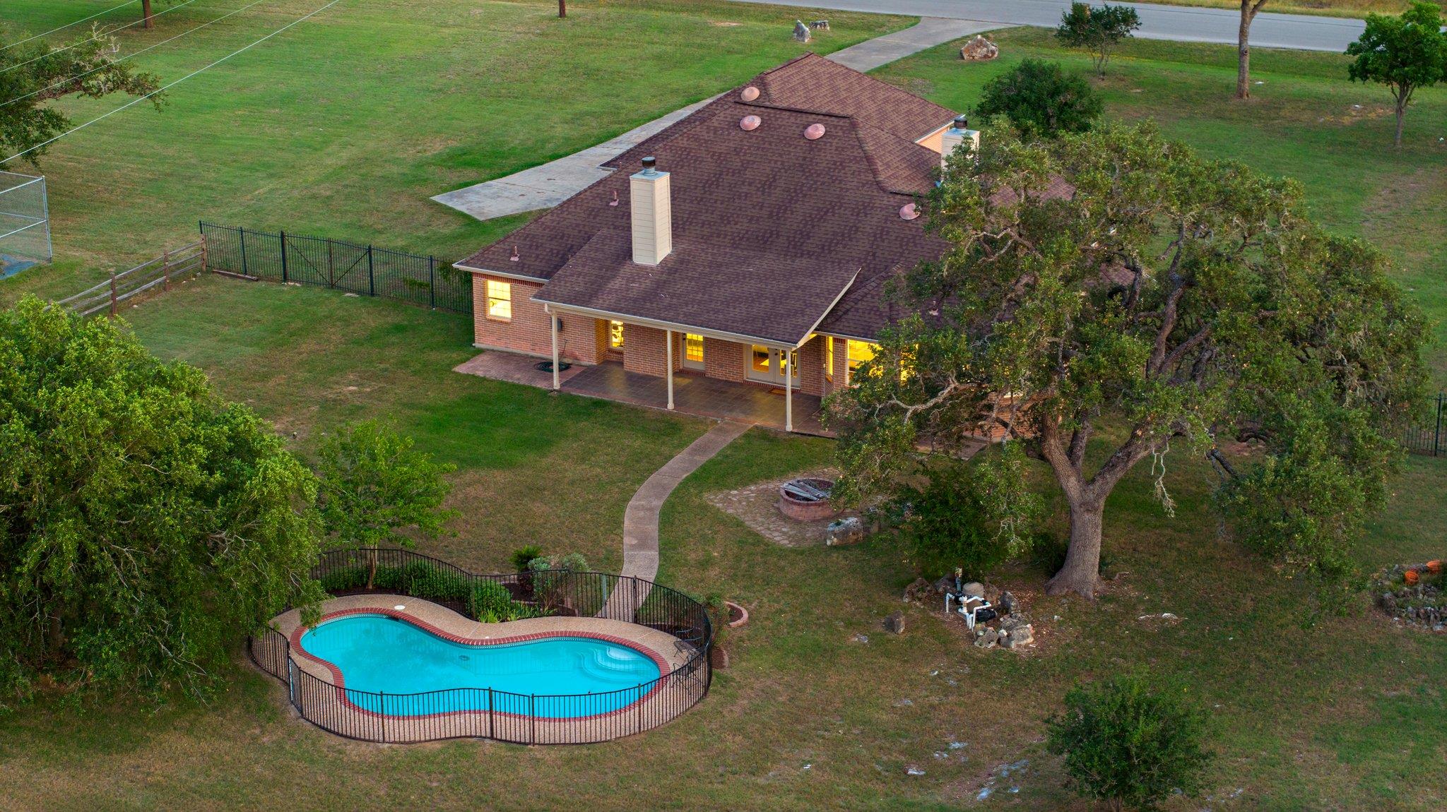 320 Woodland Oaks Trl, Buda, TX 78610