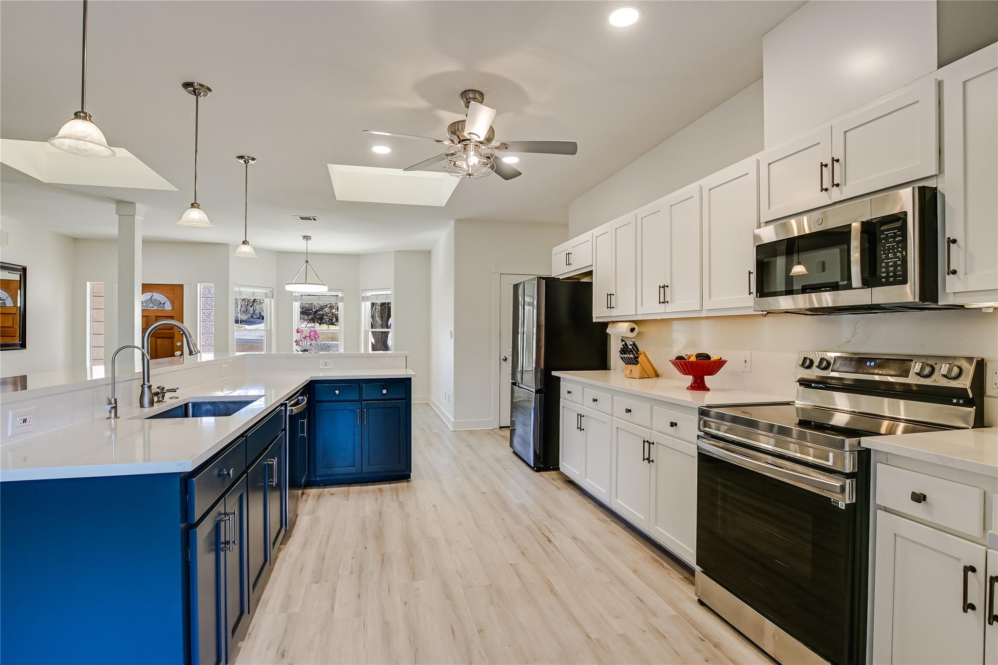 945 Wesley Ridge Dr, Spicewood, TX 78669