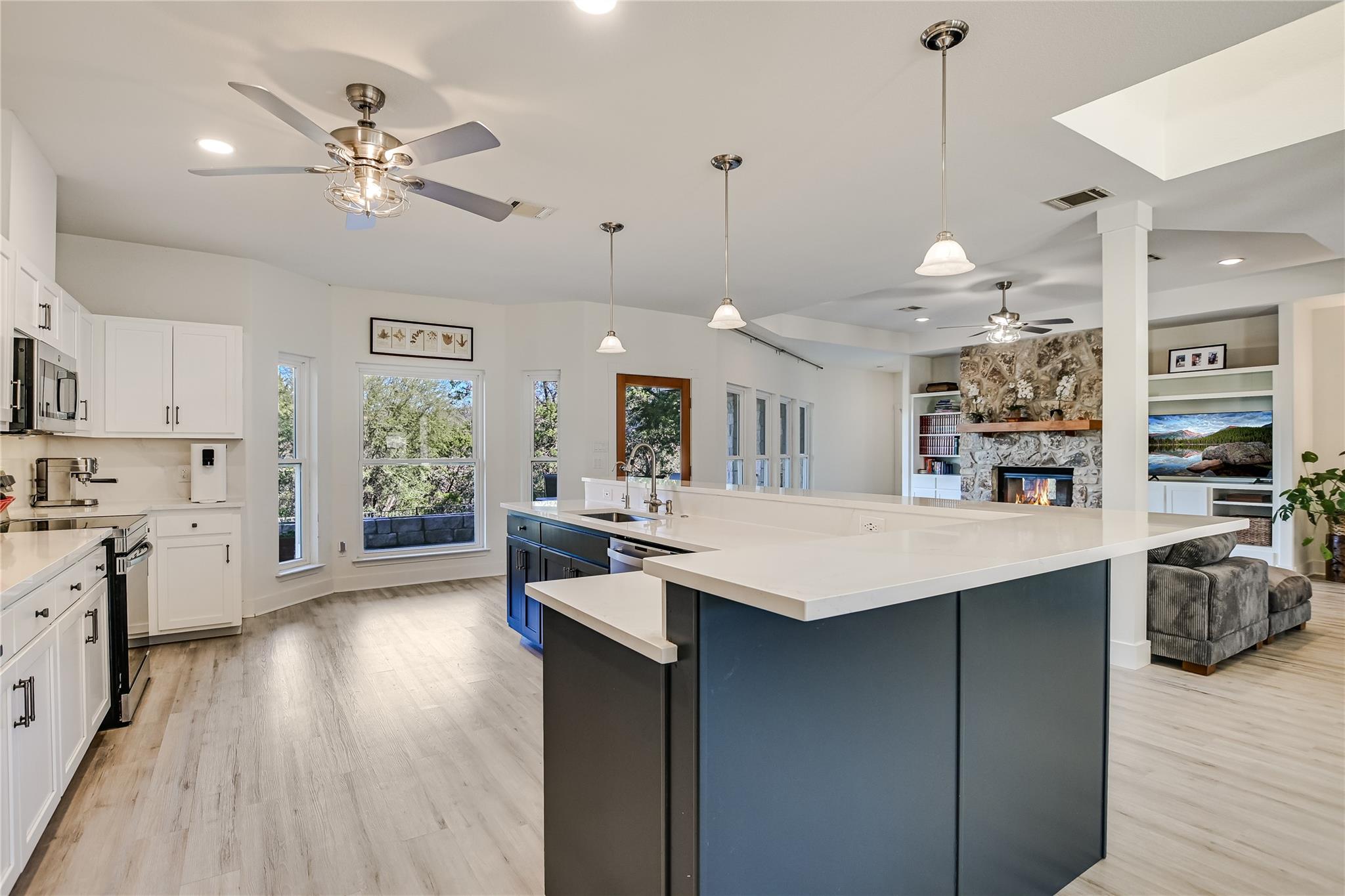 945 Wesley Ridge Dr, Spicewood, TX 78669