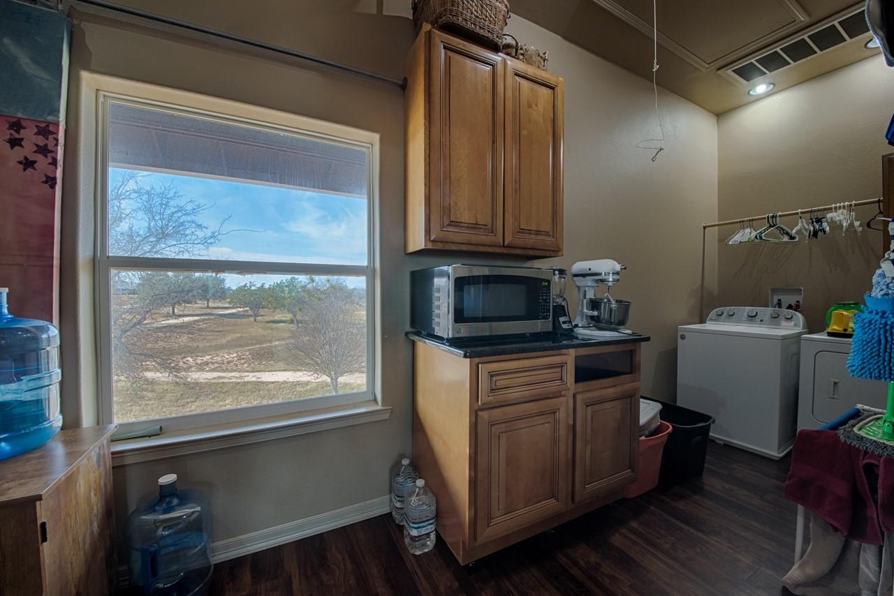 421 Chimney Cove Dr, Marble Falls, TX 78654