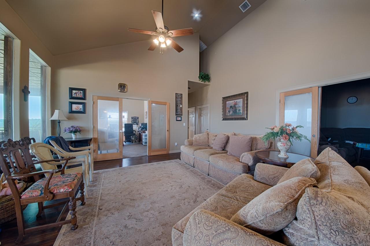 421 Chimney Cove Dr, Marble Falls, TX 78654