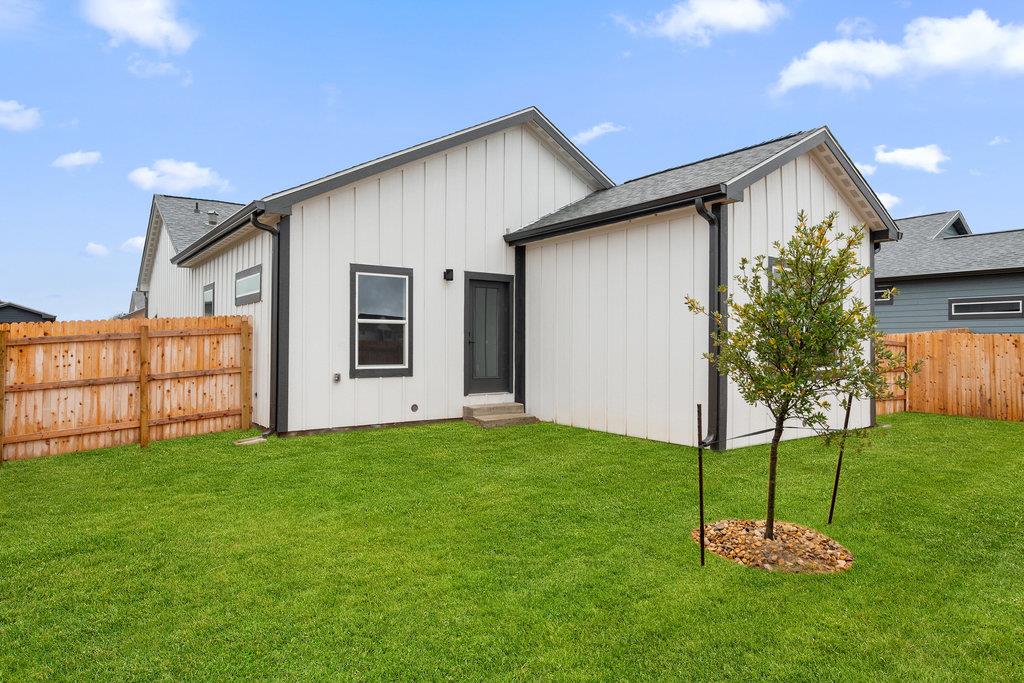 2029 Applewood Dr, Lockhart, TX 78644