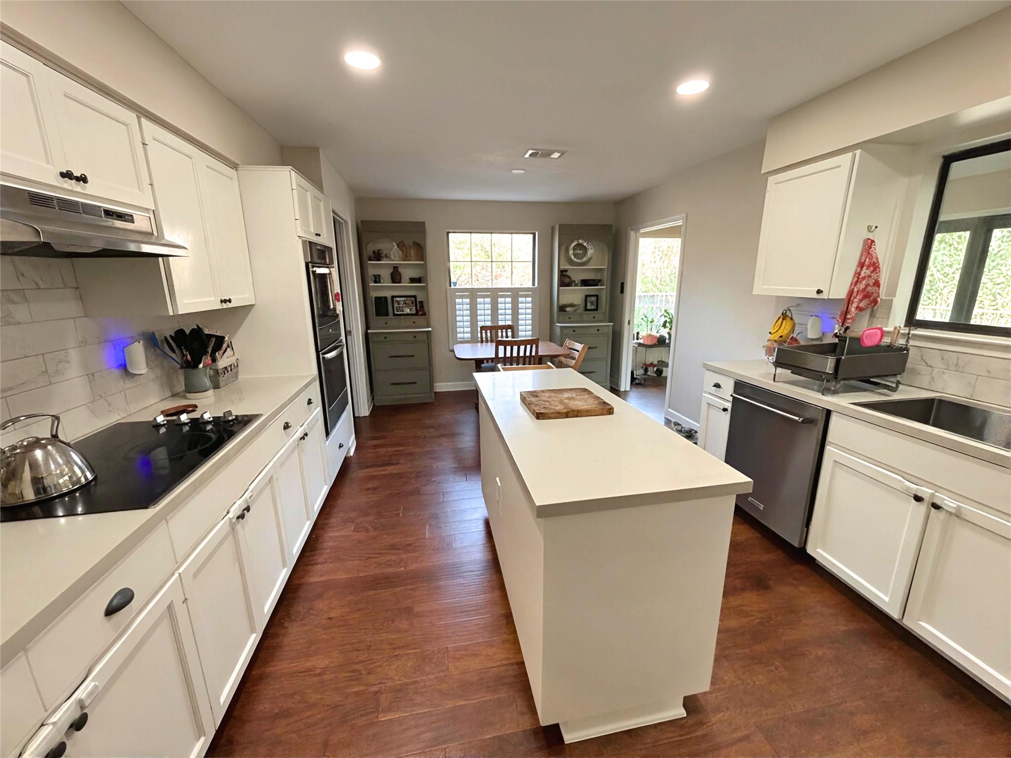 9007 Spring Lake Dr, Austin, TX 78750