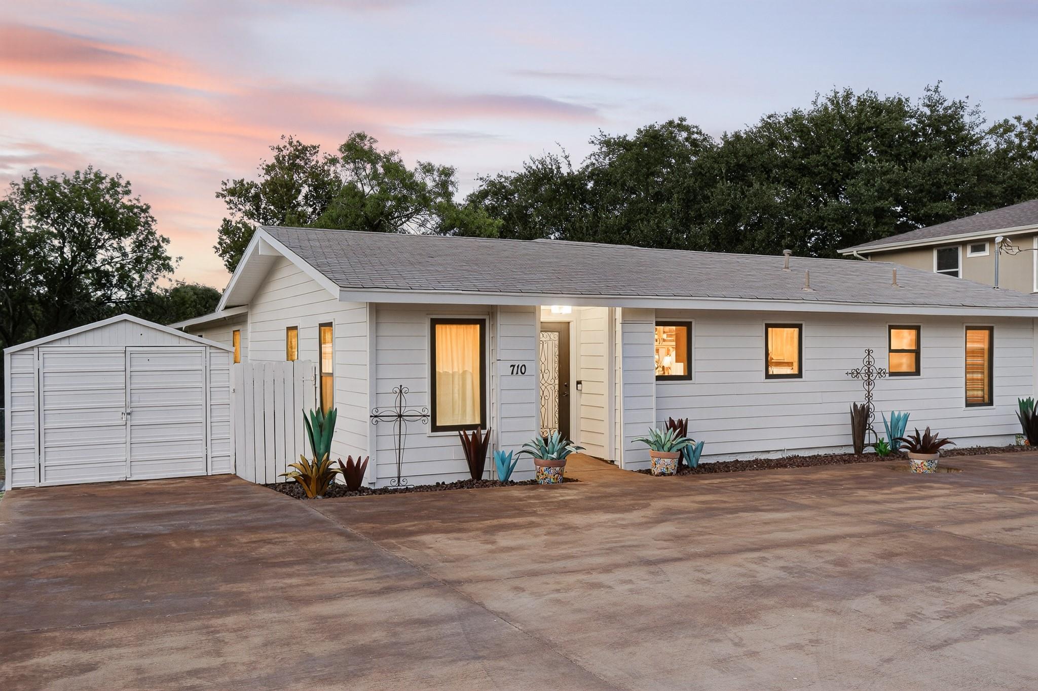 710 Sandy Harbor Dr, Horseshoe Bay, TX 78657