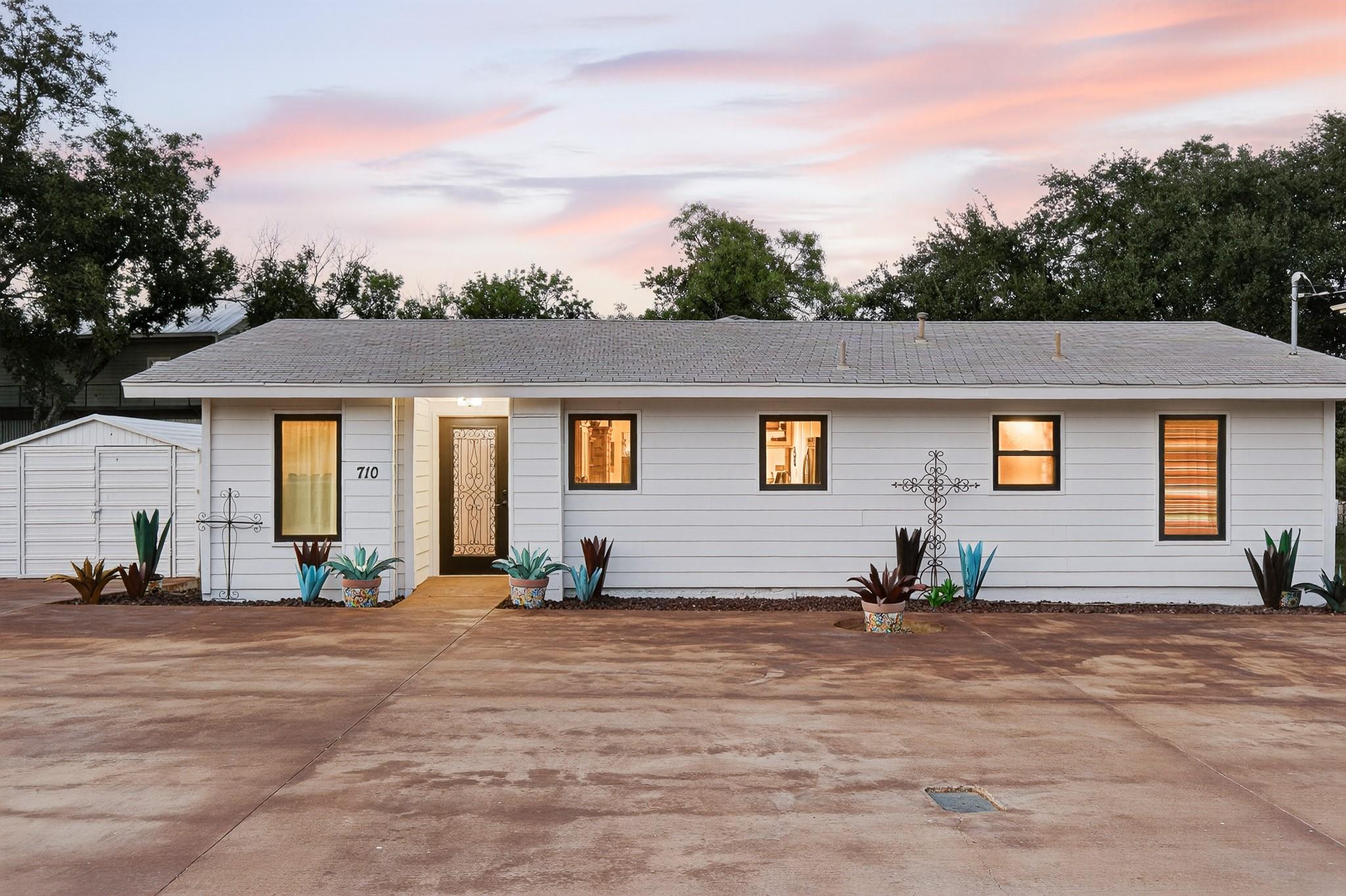 710 Sandy Harbor Dr, Horseshoe Bay, TX 78657