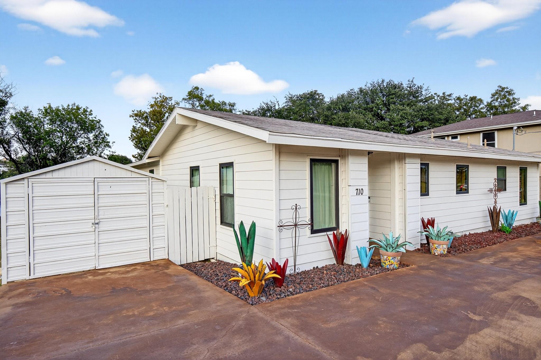 710 Sandy Harbor Dr, Horseshoe Bay, TX 78657