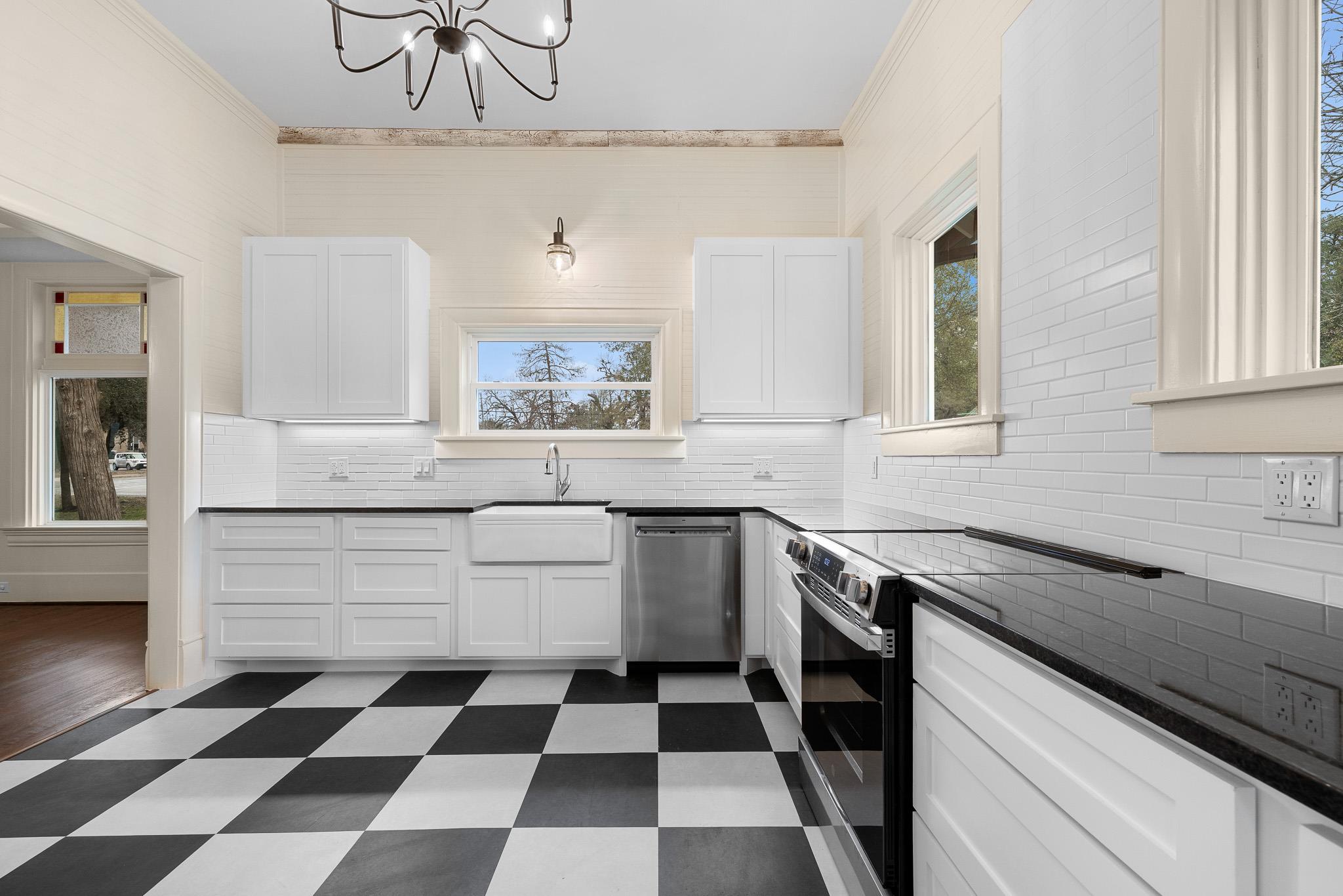 452 N Jackson St, La Grange, TX 78945