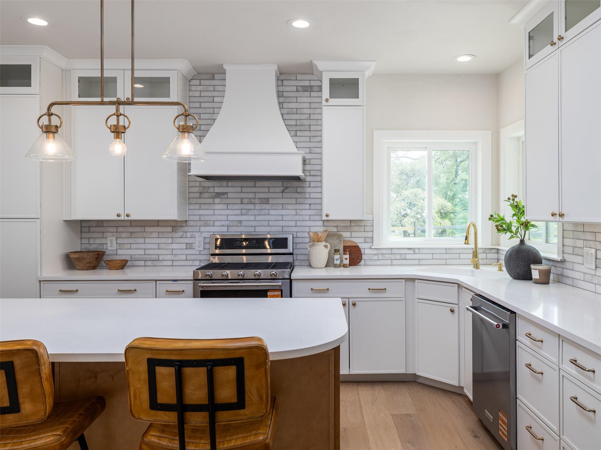 701 Oakwood Ln, Dripping Springs, TX 78620