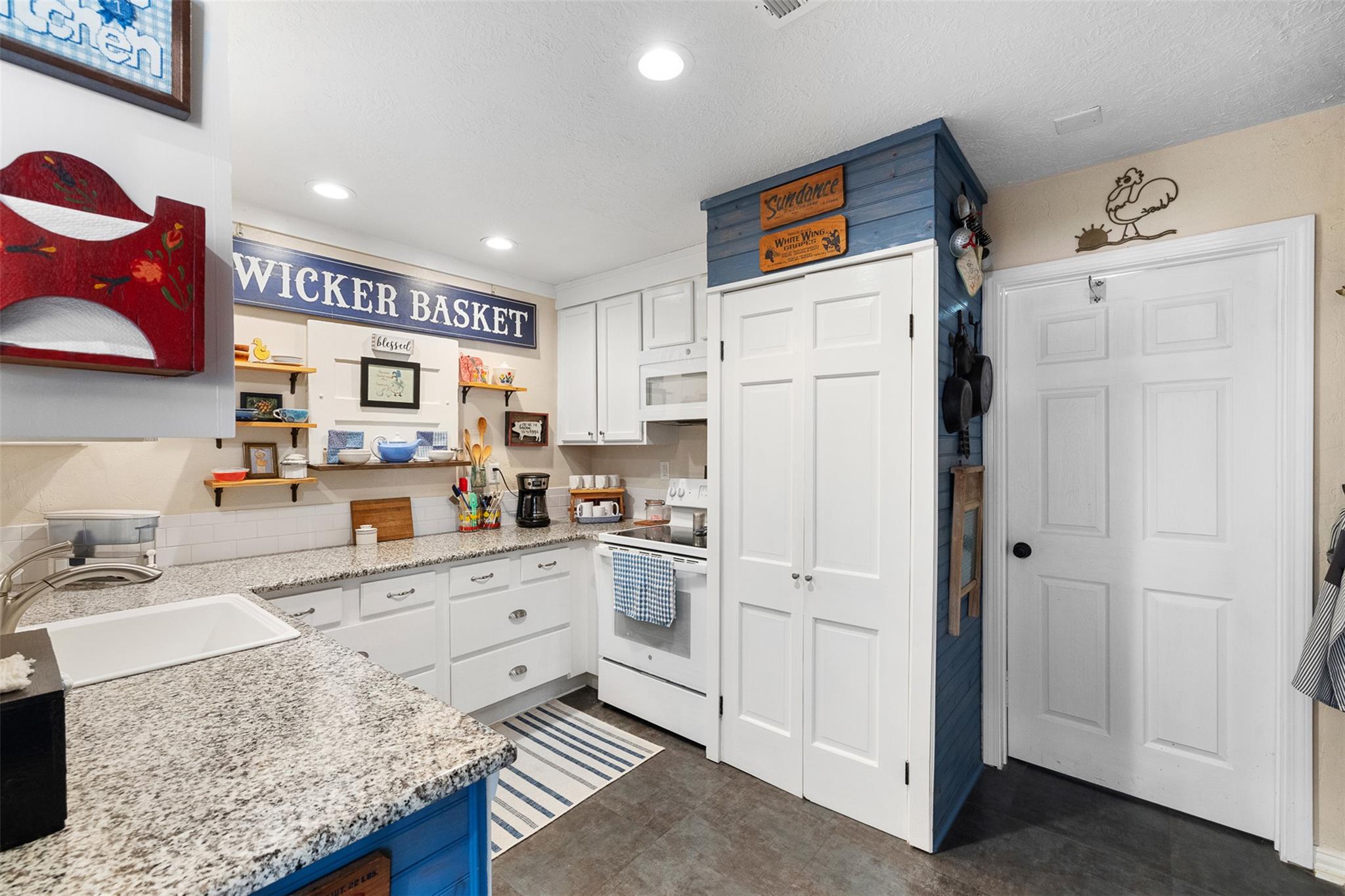 207 S Hill St, Caldwell, TX 77836