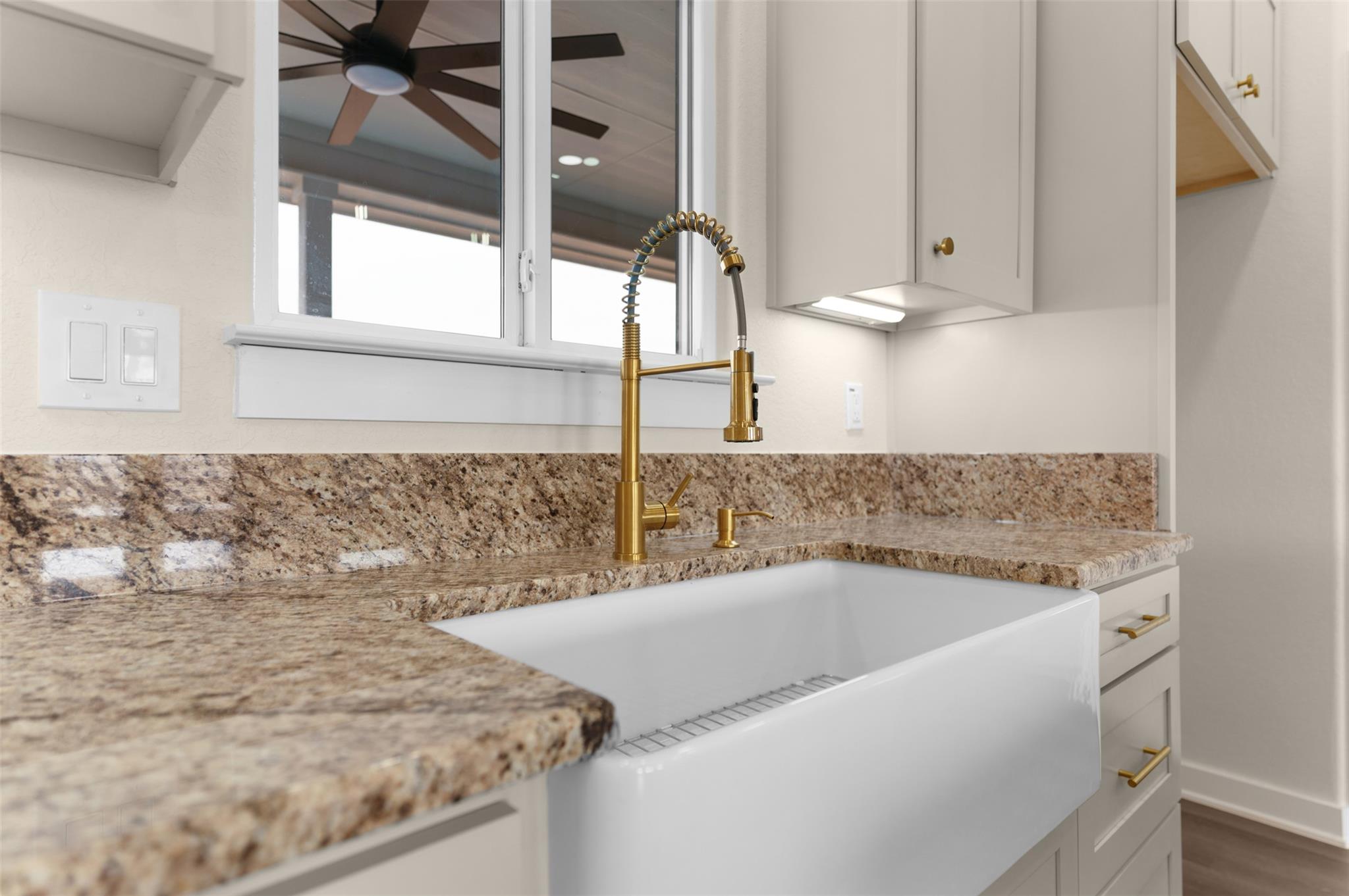 7349 Tiff Nicole Ln, Von Ormy, TX 78073