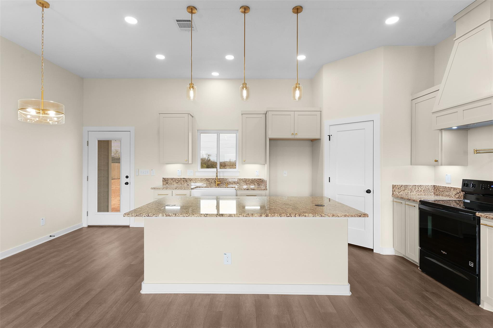 7319 Tiff Nicole Ln, Von Ormy, TX 78073