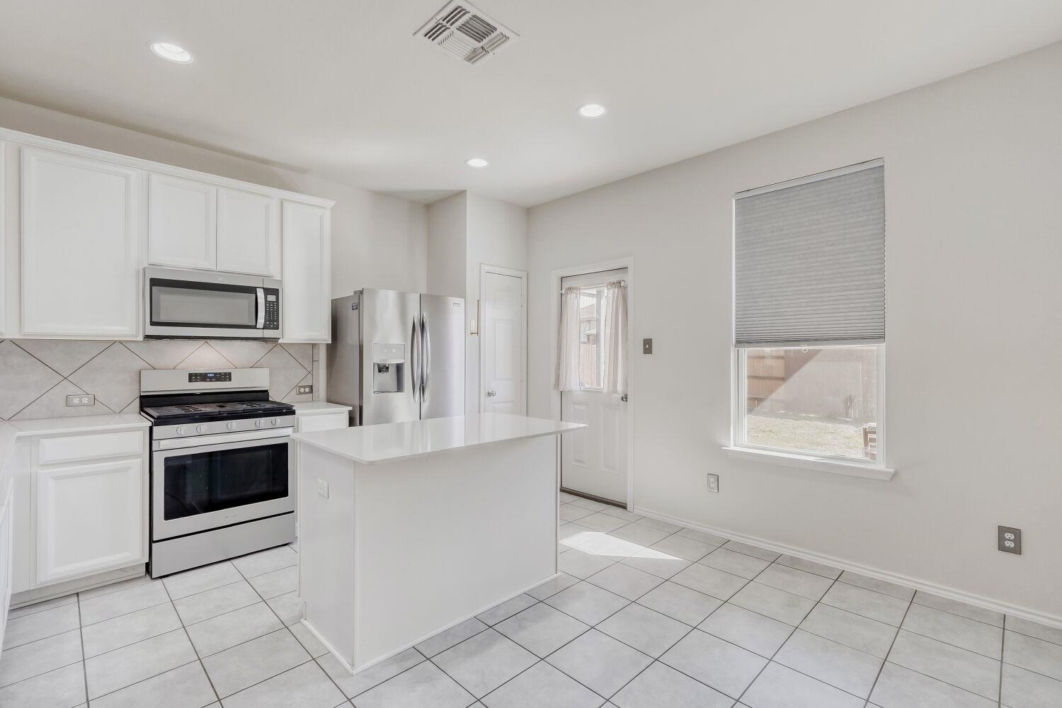 183 EVES NECKLACE Dr, Buda, TX 75610