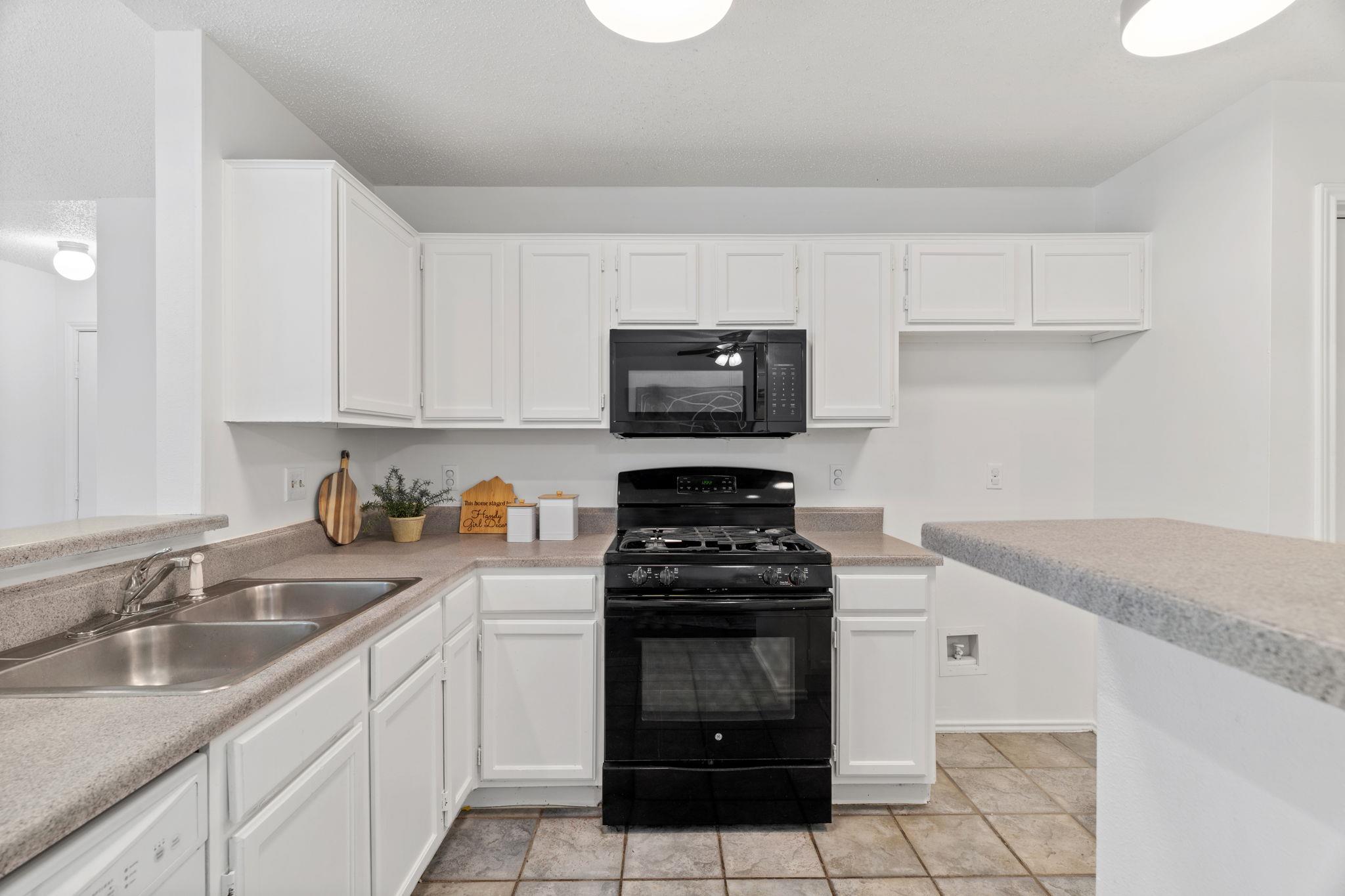 800 Saunders Dr, Round Rock, TX 78664