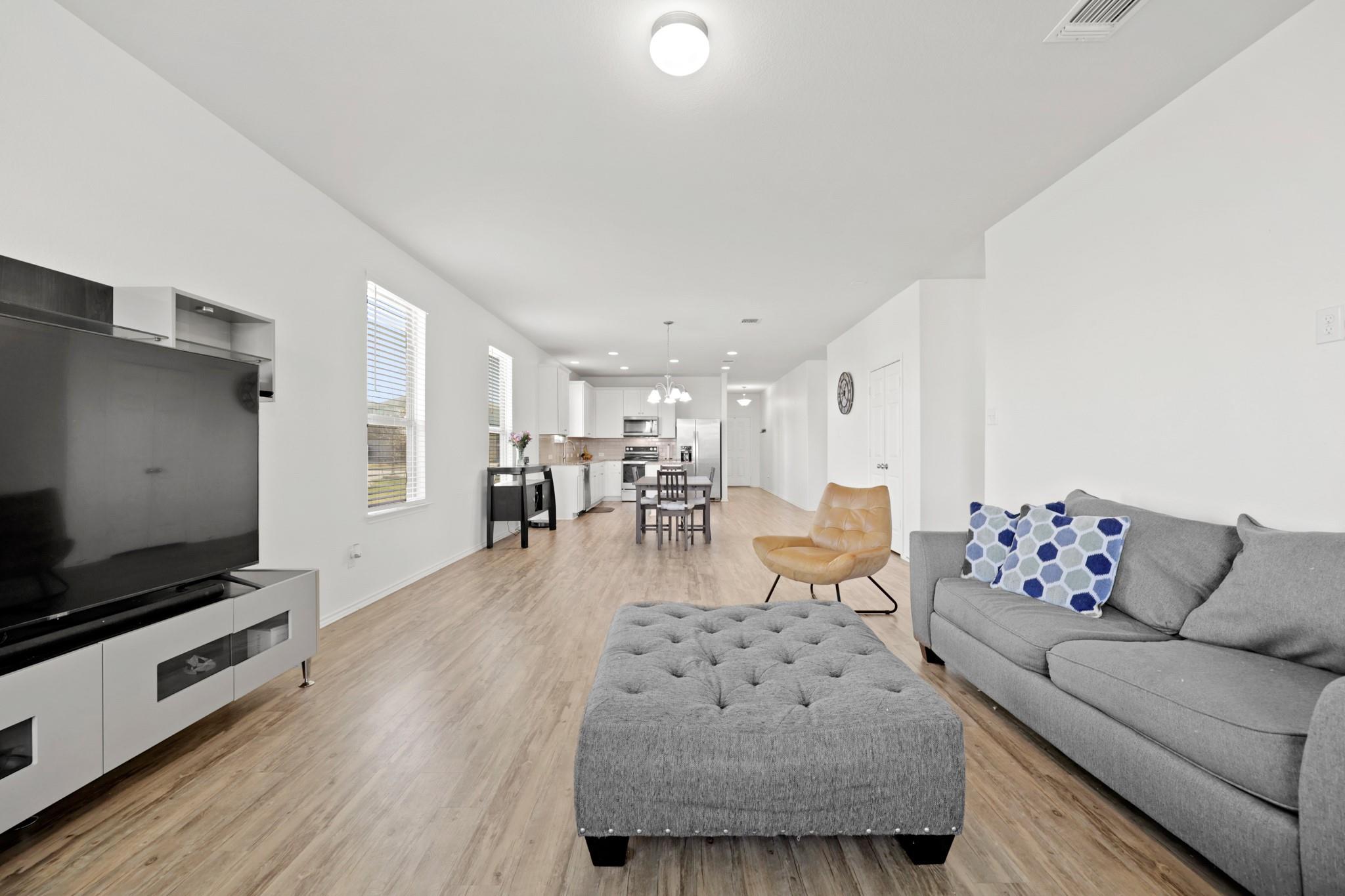 240 Bedford Falls Ln, Jarrell, TX 76537