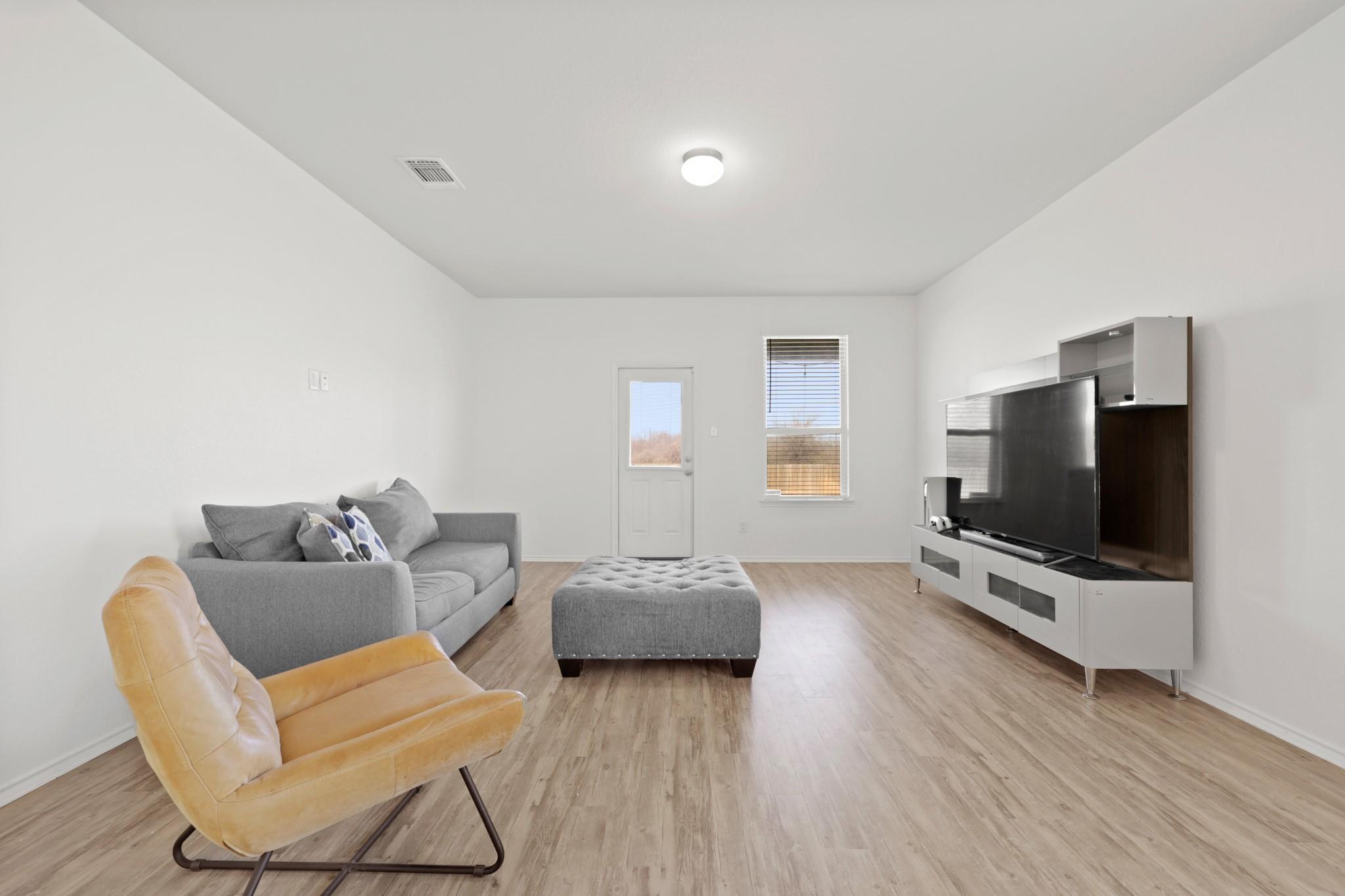 240 Bedford Falls Ln, Jarrell, TX 76537