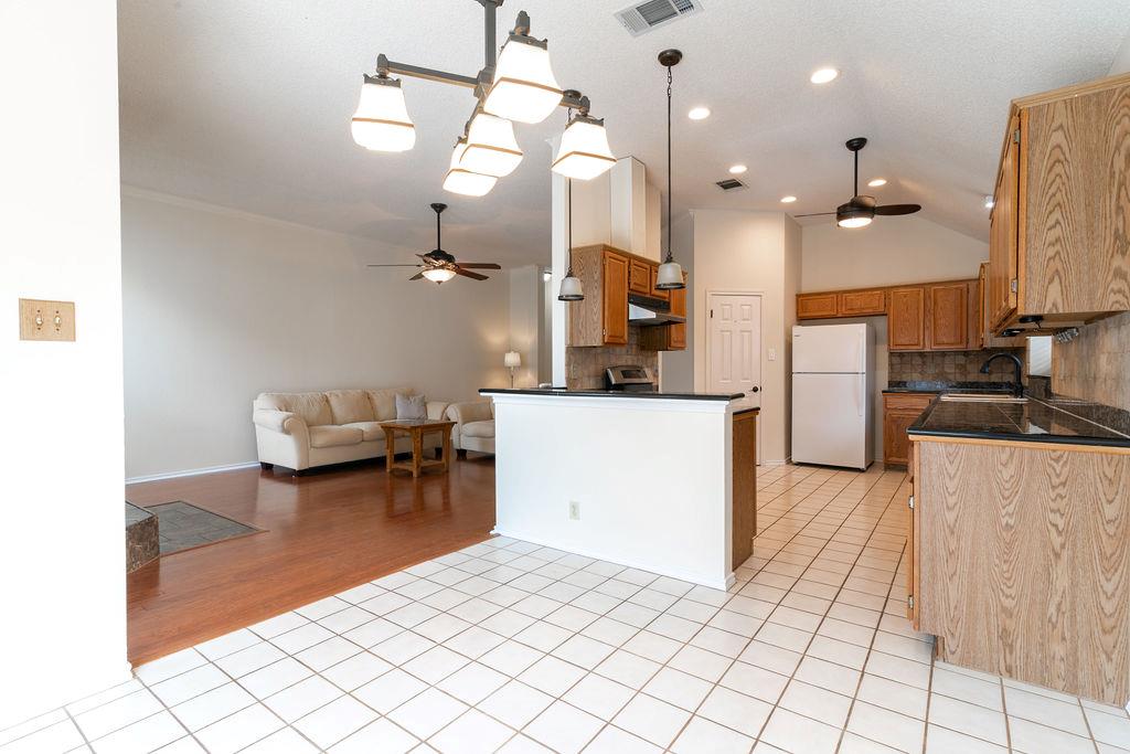 1012 Parrot Trl, Round Rock, TX 78681