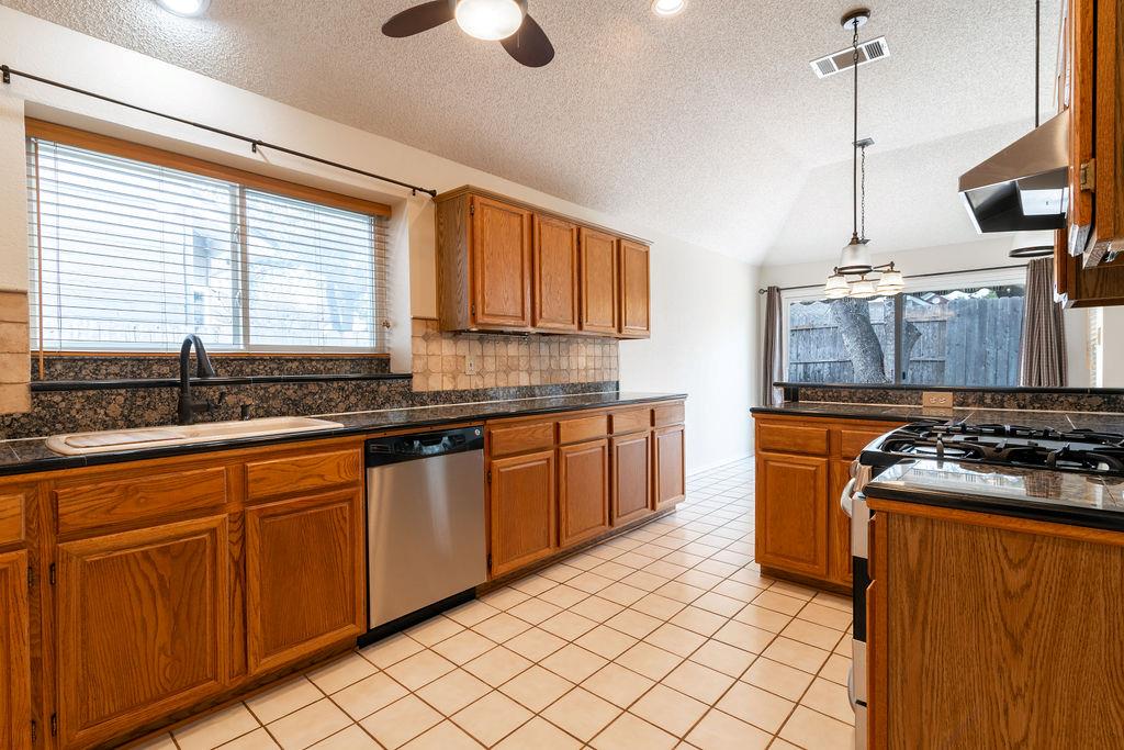 1012 Parrot Trl, Round Rock, TX 78681