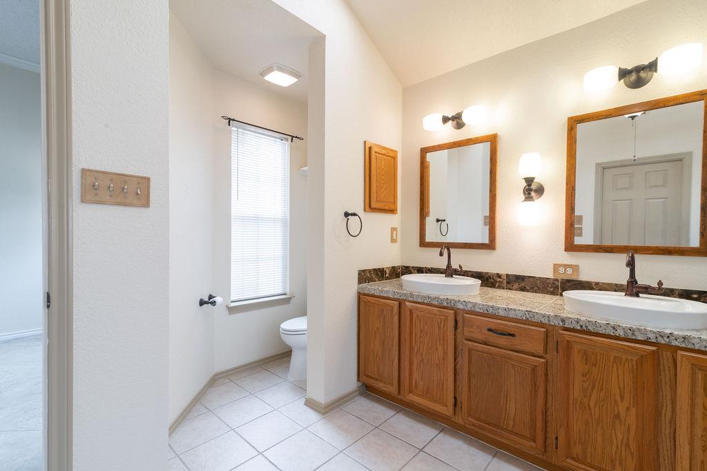 1012 Parrot Trl, Round Rock, TX 78681