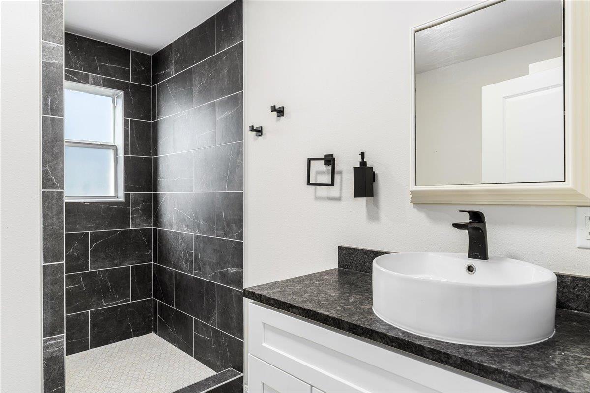 2505 Pace Bend Rd S, Spicewood, TX 78669