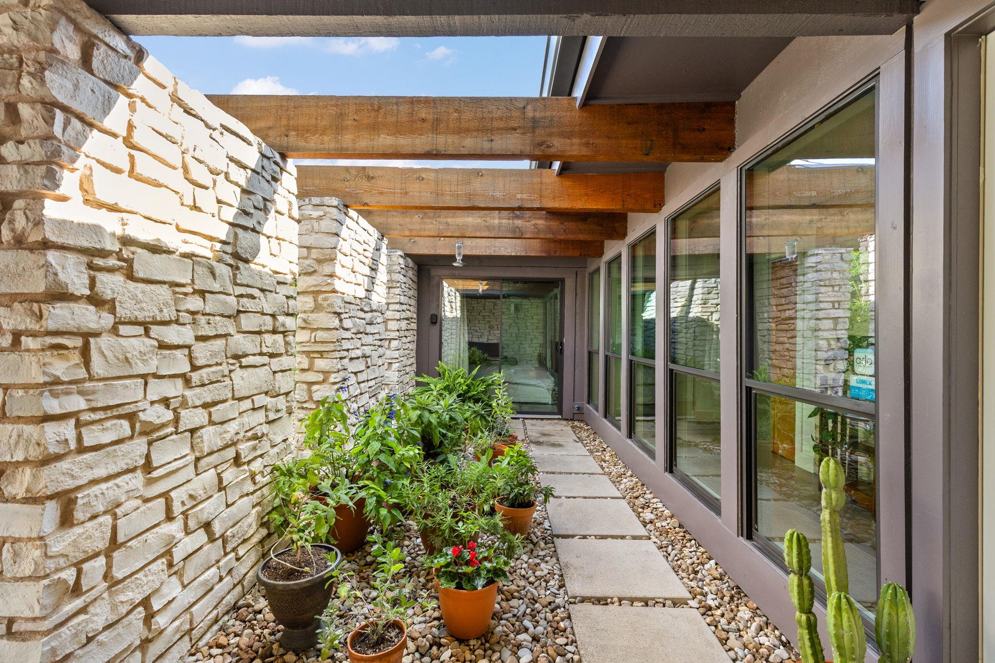 6806 Silvermine Dr, Austin, TX 78736