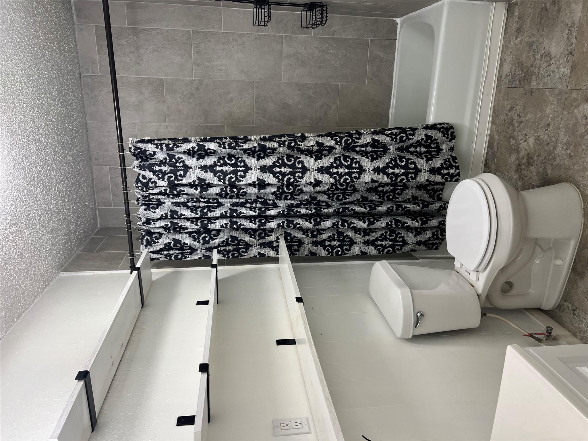 806 W 8th St, Taylor, TX 76574