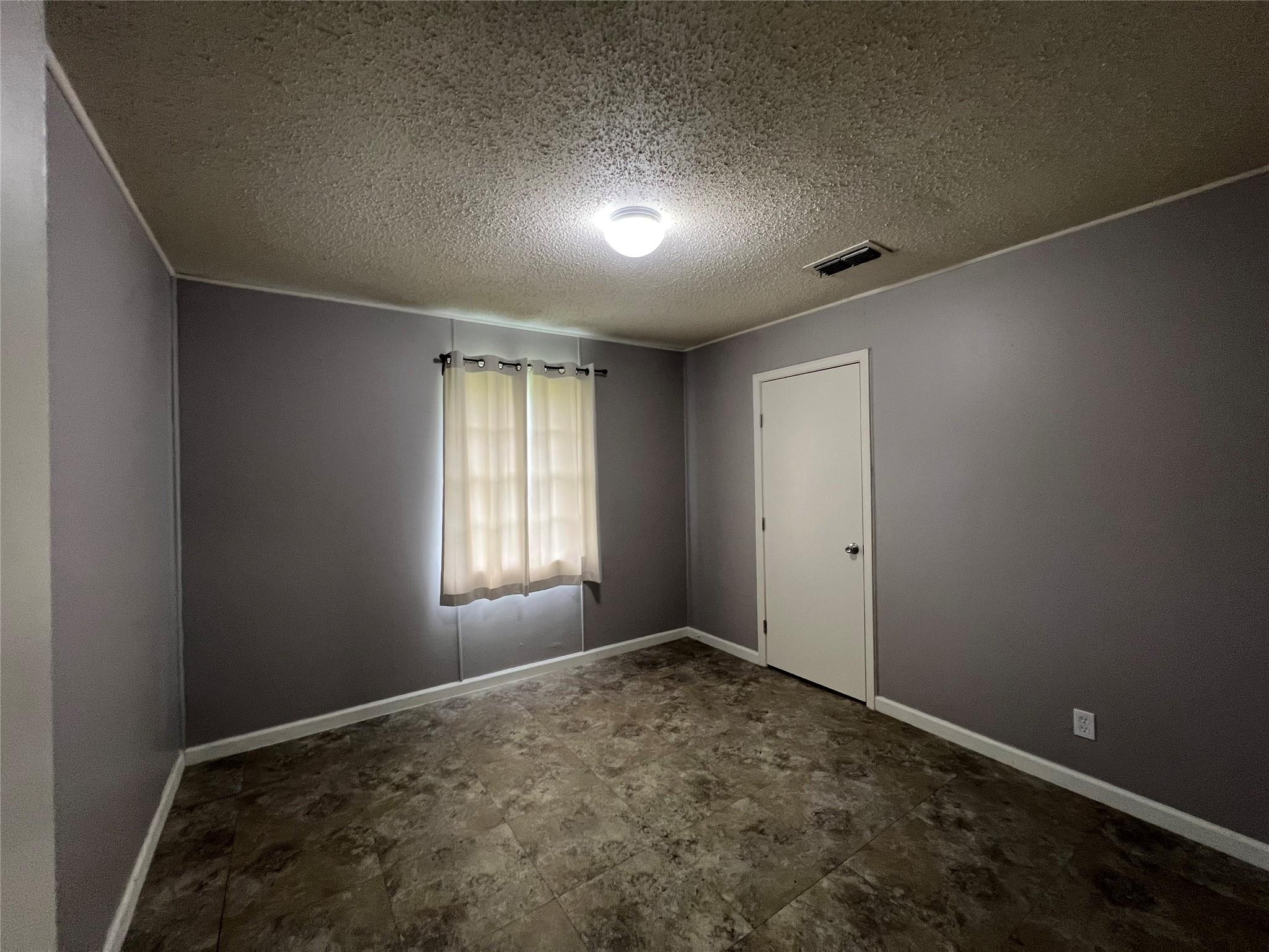 806 W 8th St, Taylor, TX 76574