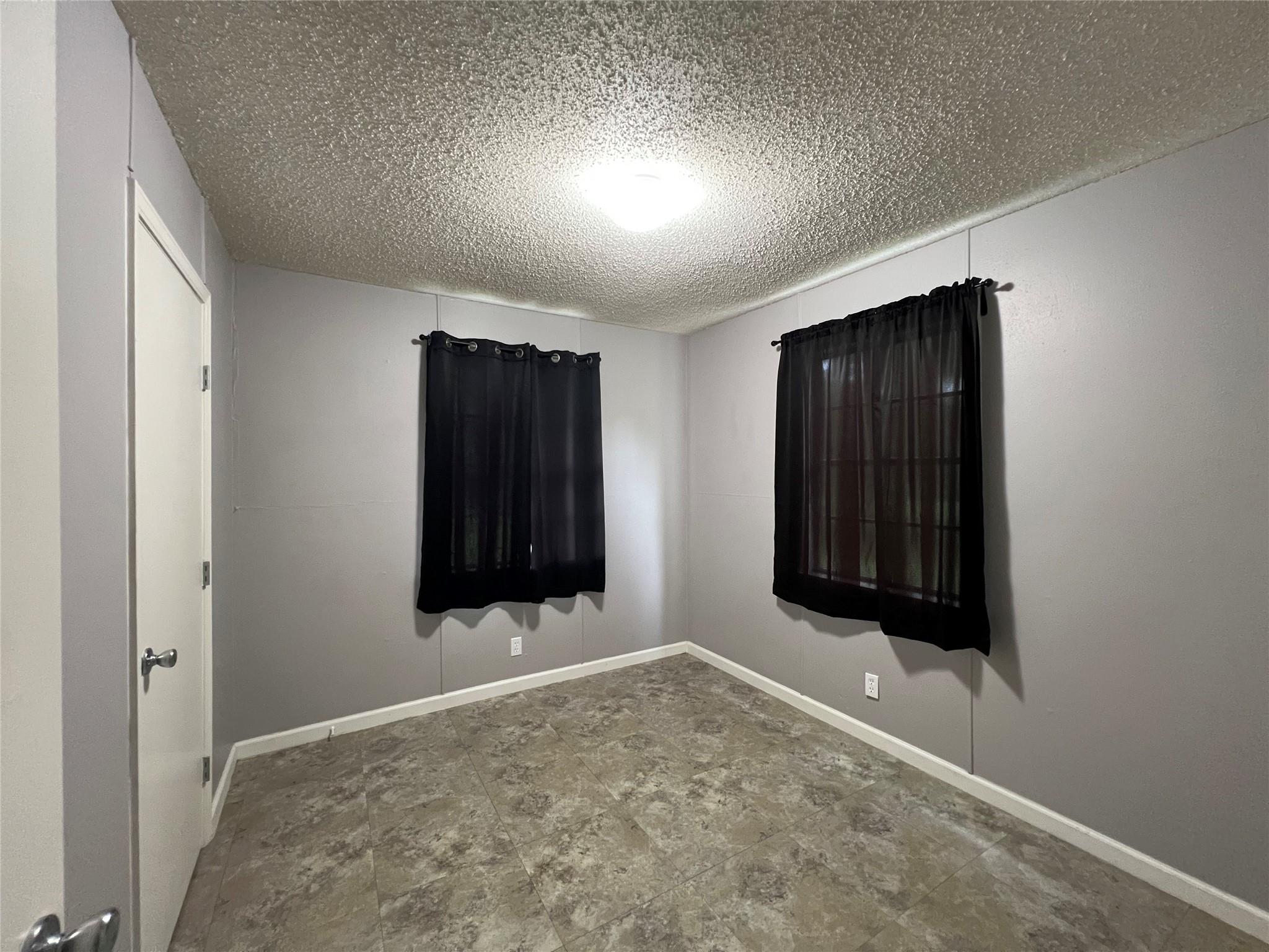 806 W 8th St, Taylor, TX 76574