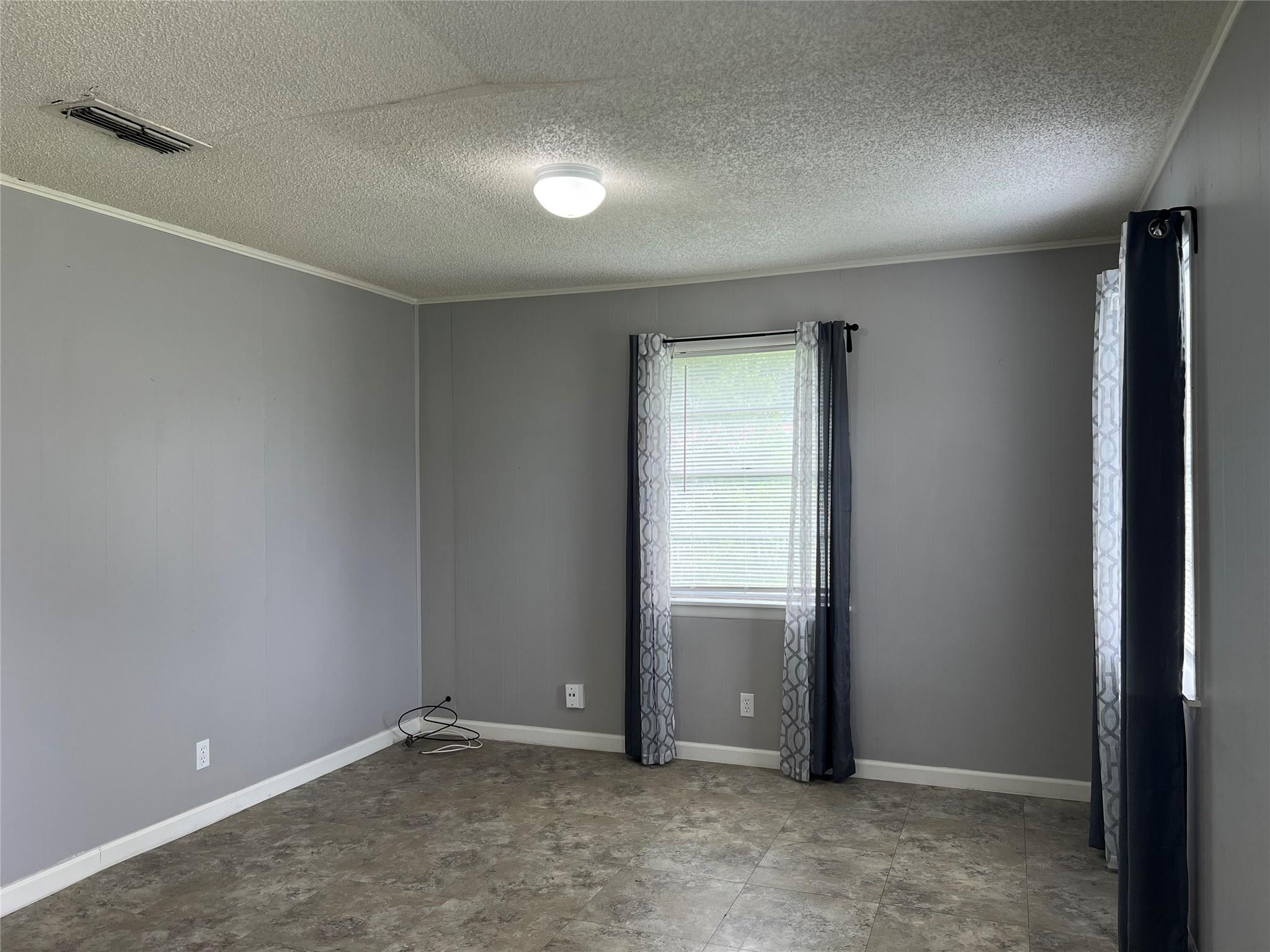 806 W 8th St, Taylor, TX 76574