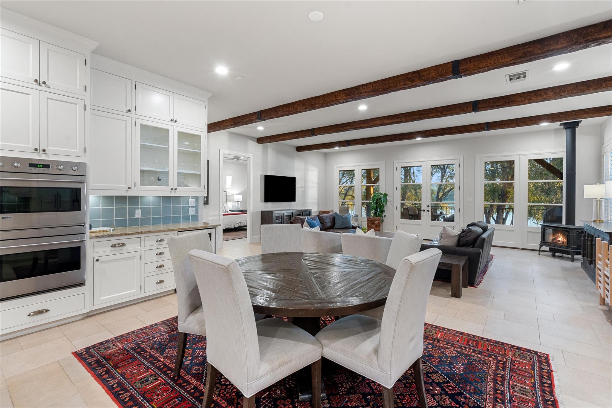 327 Meadowlakes Dr, Meadowlakes, TX 78654