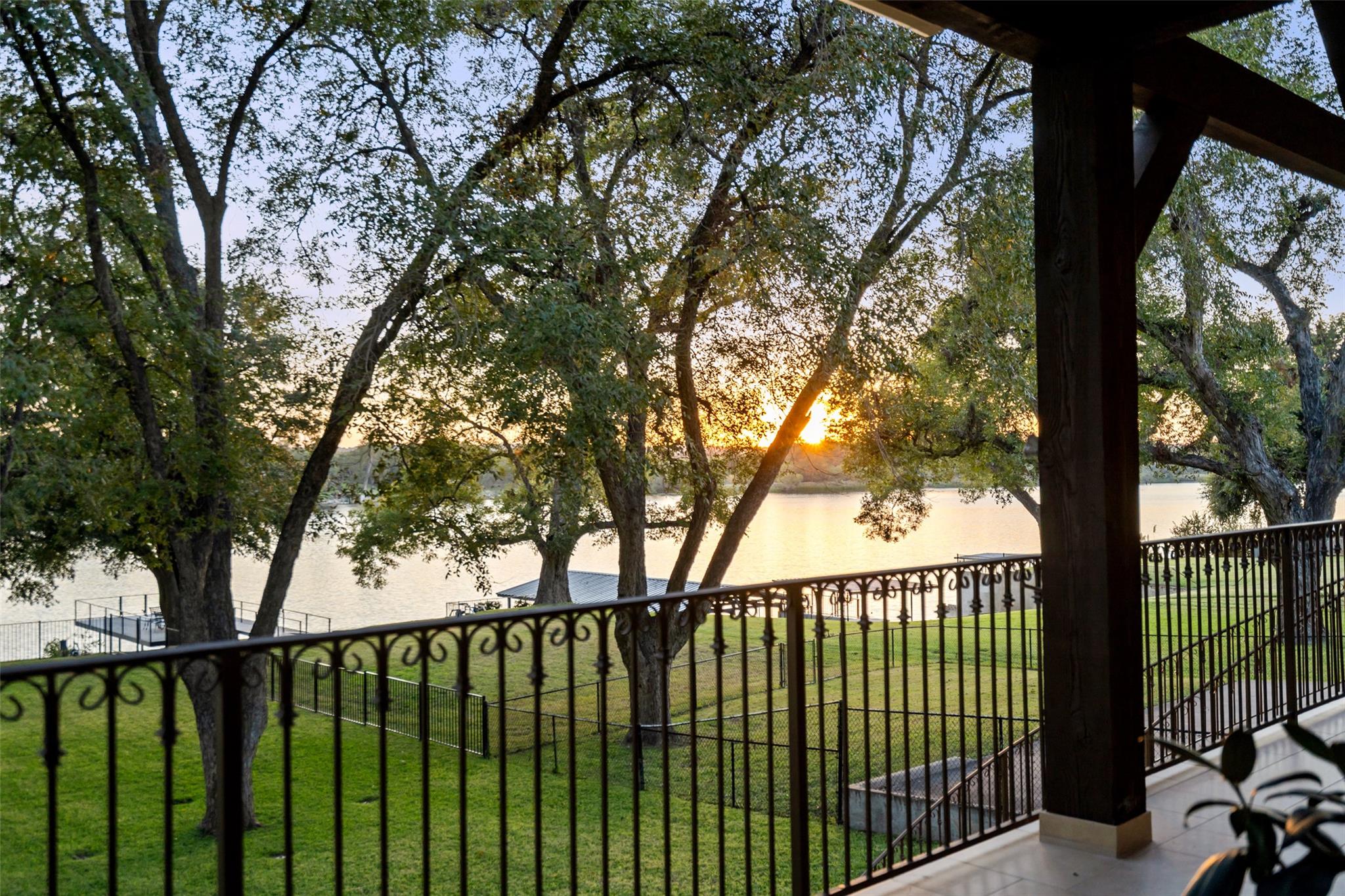 327 Meadowlakes Dr, Meadowlakes, TX 78654