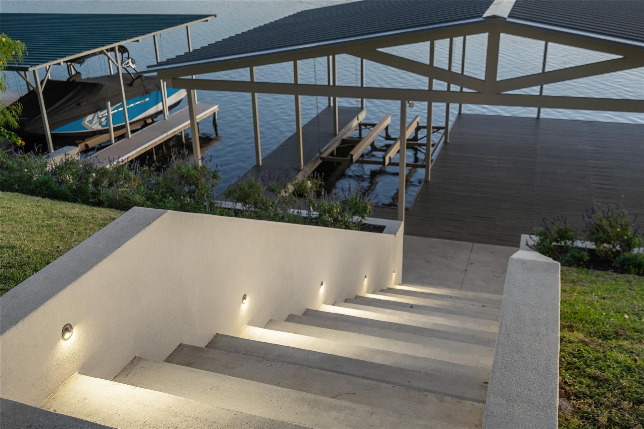 327 Meadowlakes Dr, Meadowlakes, TX 78654