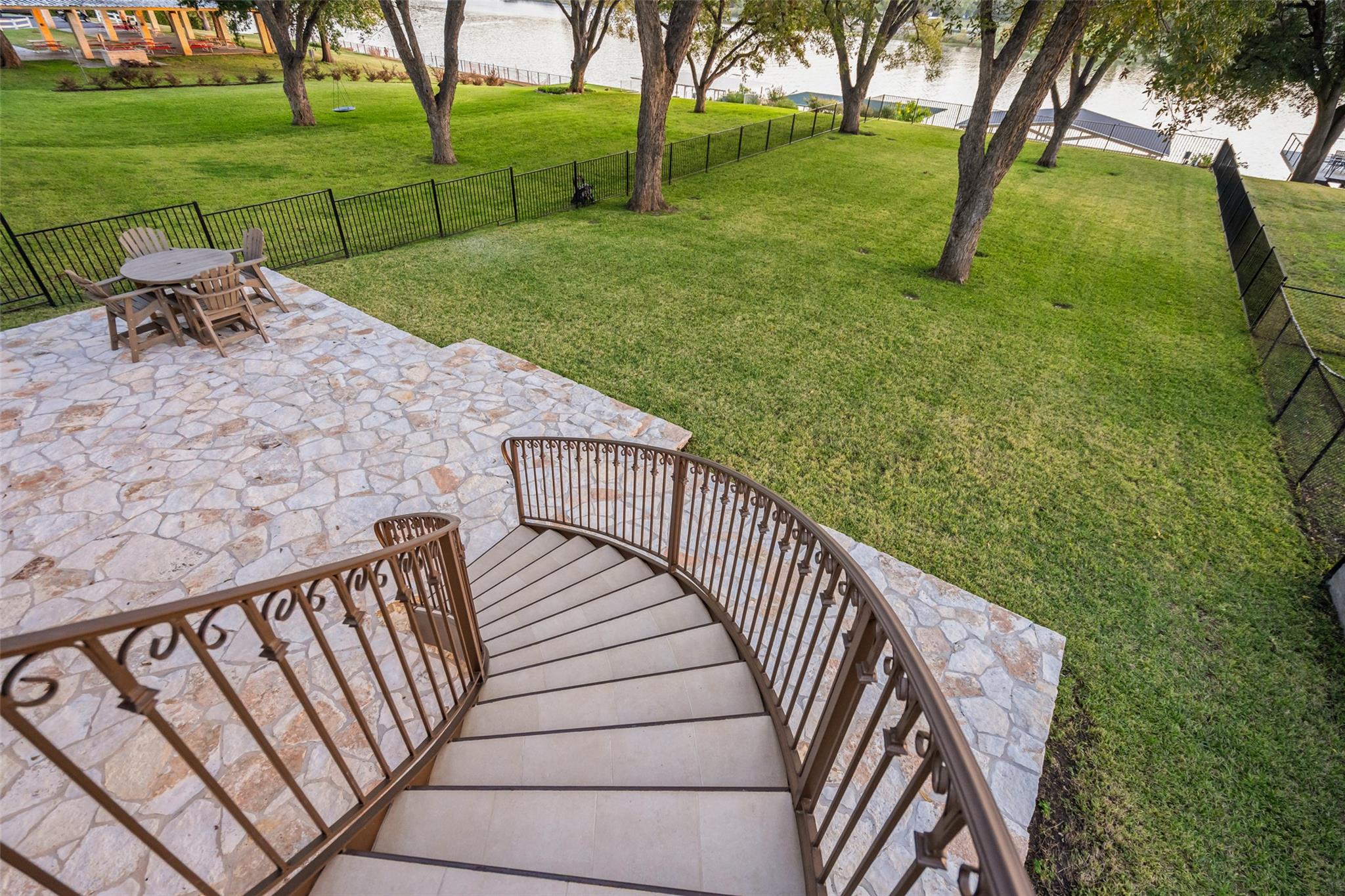 327 Meadowlakes Dr, Meadowlakes, TX 78654