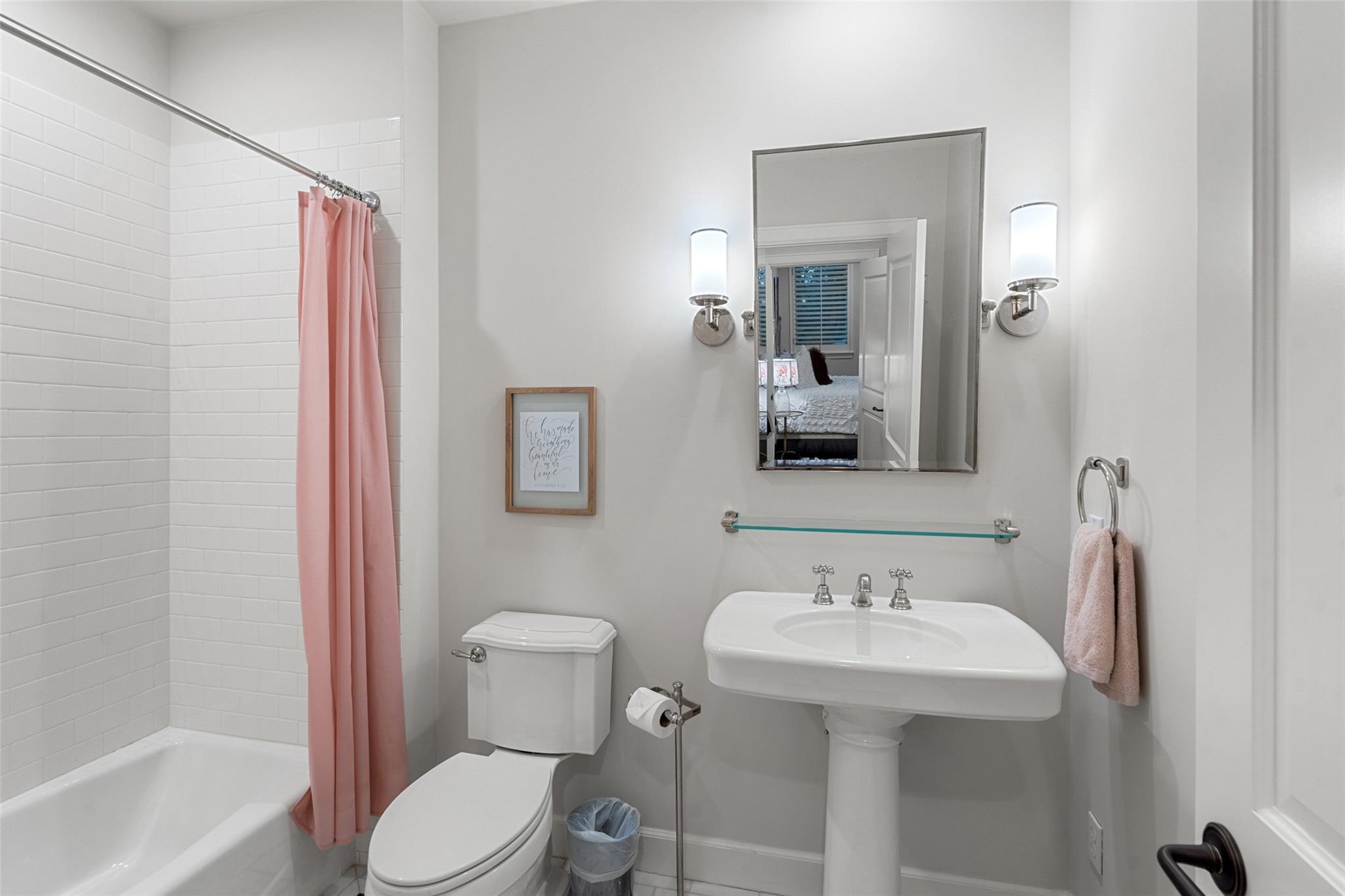 327 Meadowlakes Dr, Meadowlakes, TX 78654