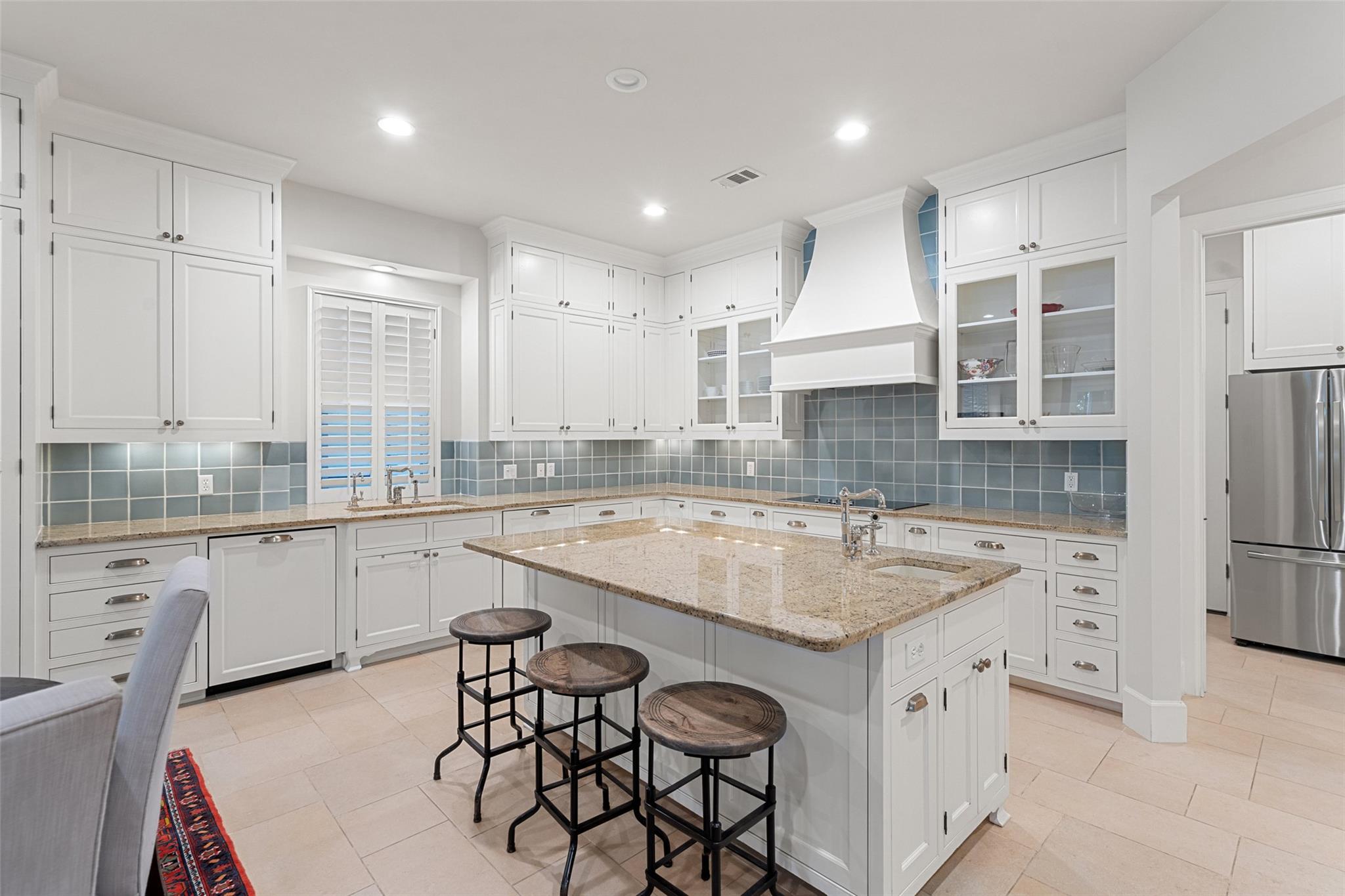 327 Meadowlakes Dr, Meadowlakes, TX 78654