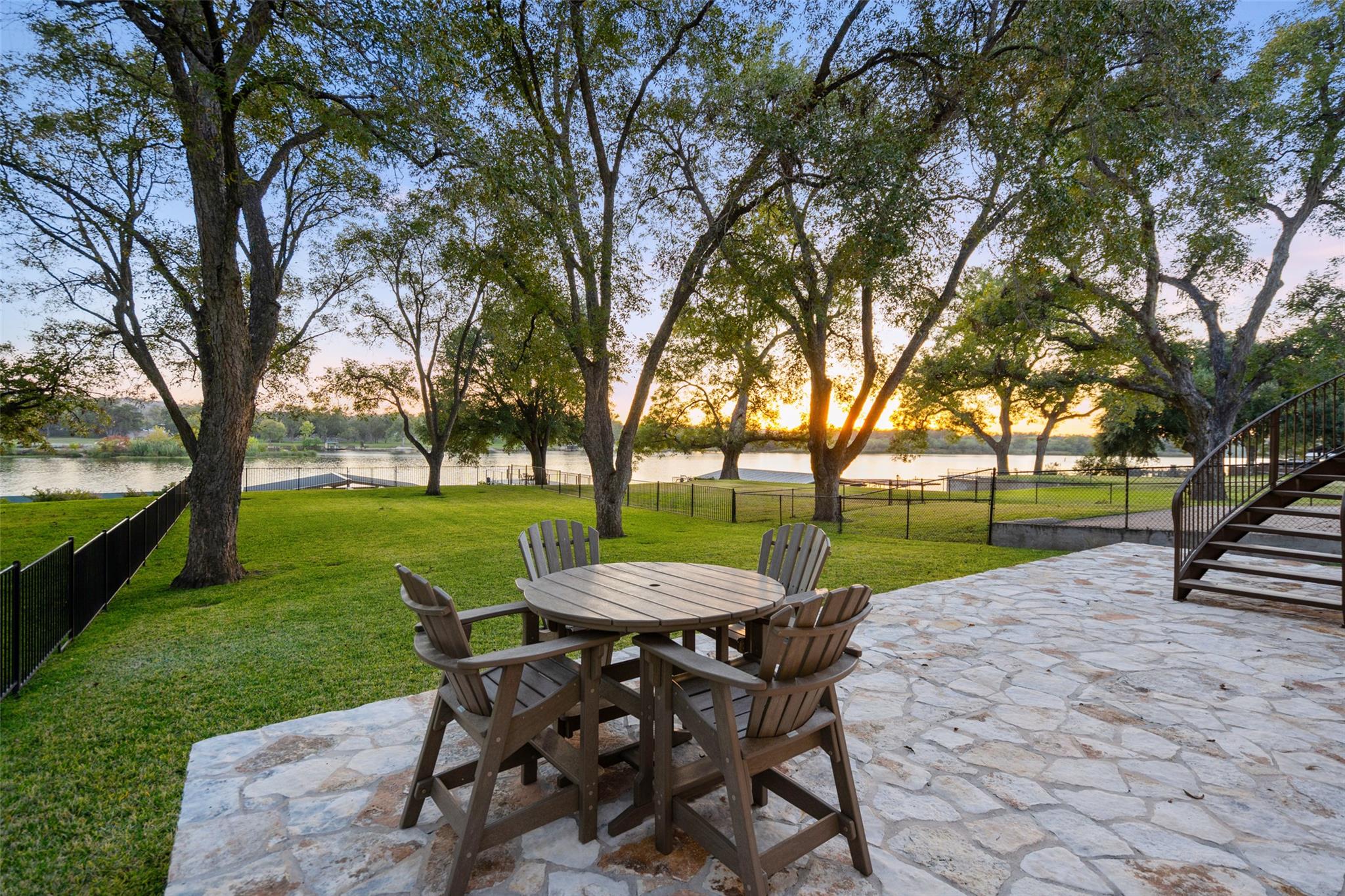 327 Meadowlakes Dr, Meadowlakes, TX 78654