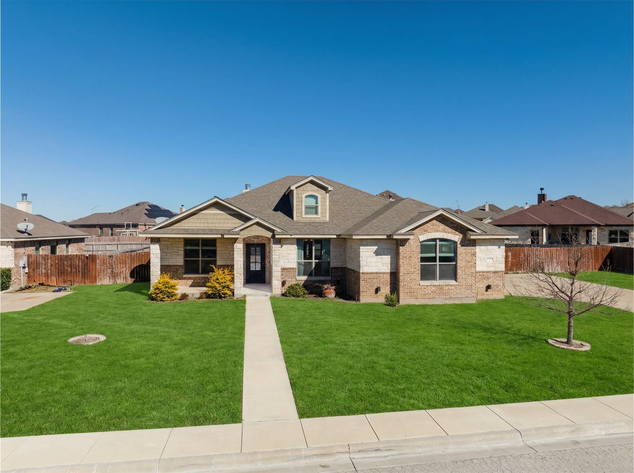 304 Jake Dr, Jarrell, TX 76537