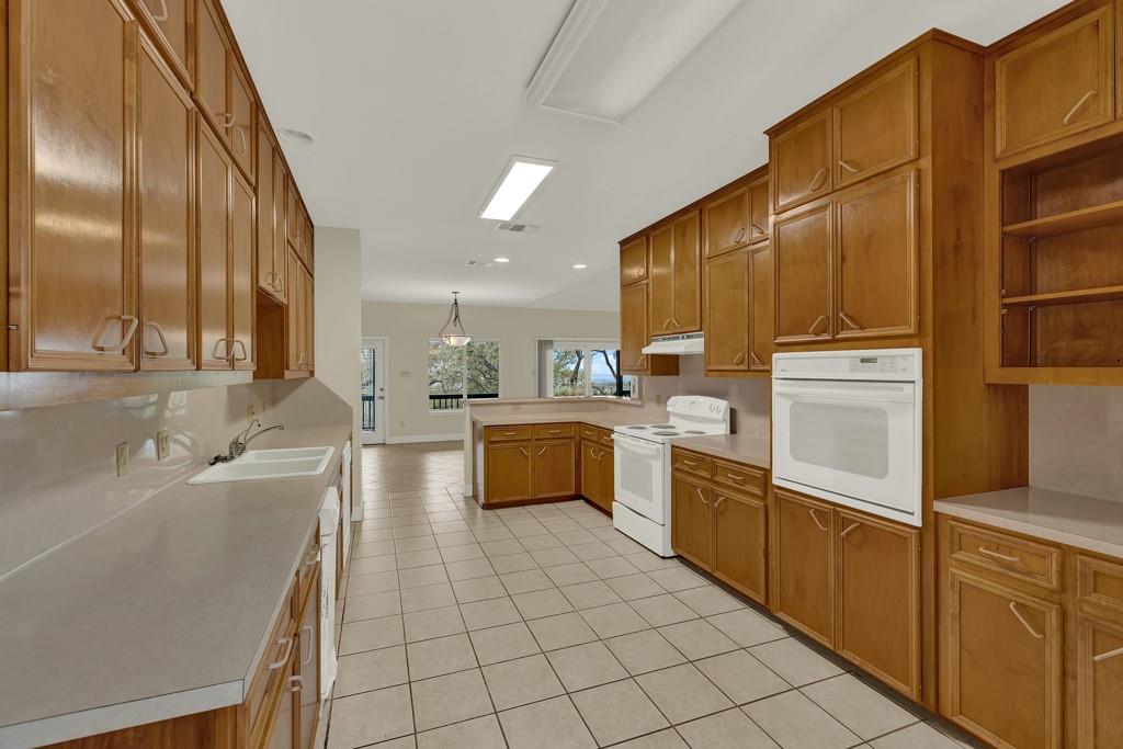 1221 Sundown Trl, Fischer, TX 78623