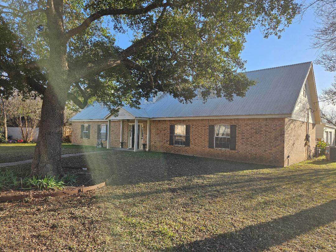 710 N Avenue C, Elgin, TX 78621